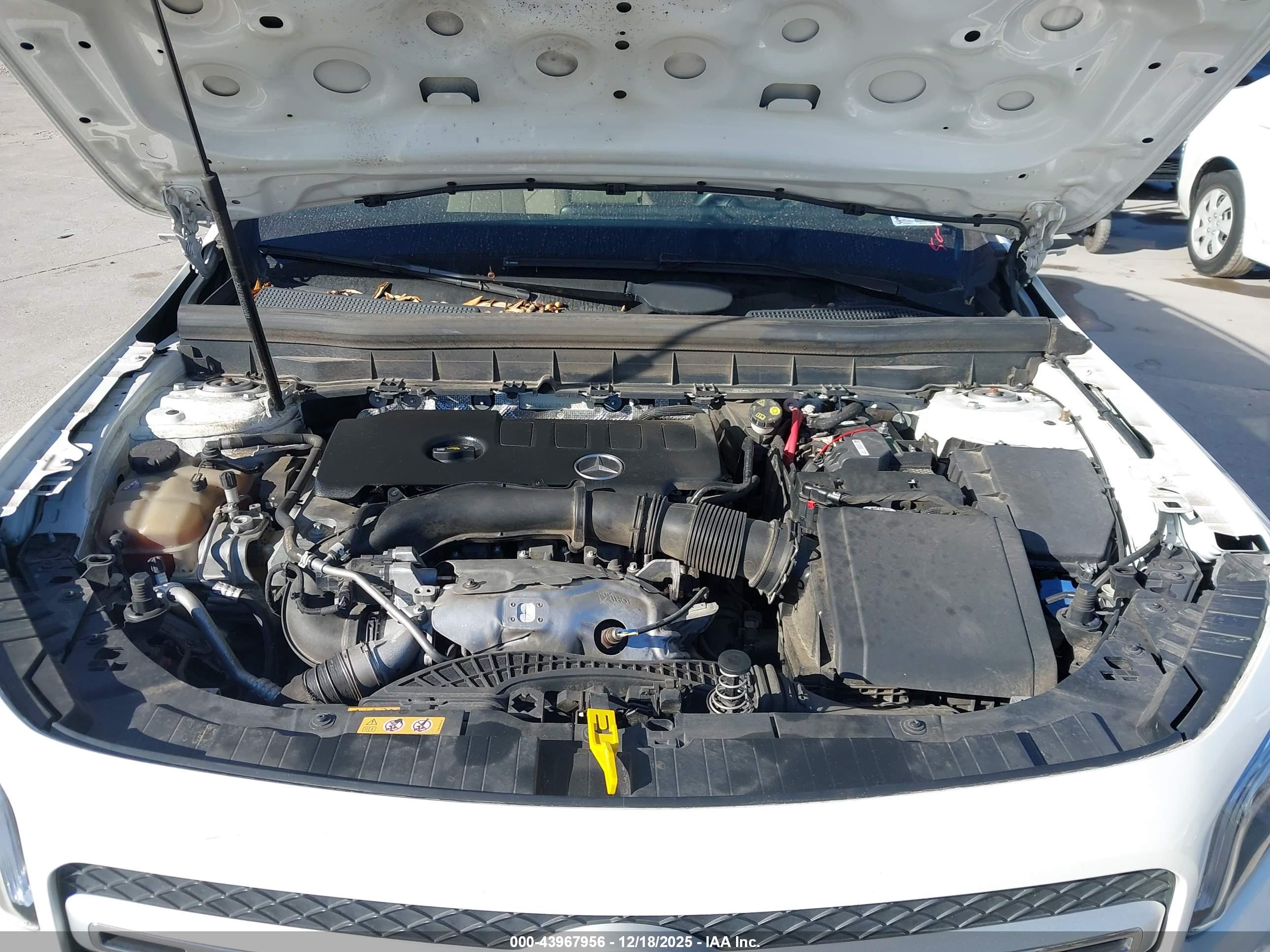MERCEDES-BENZ GLB image 10