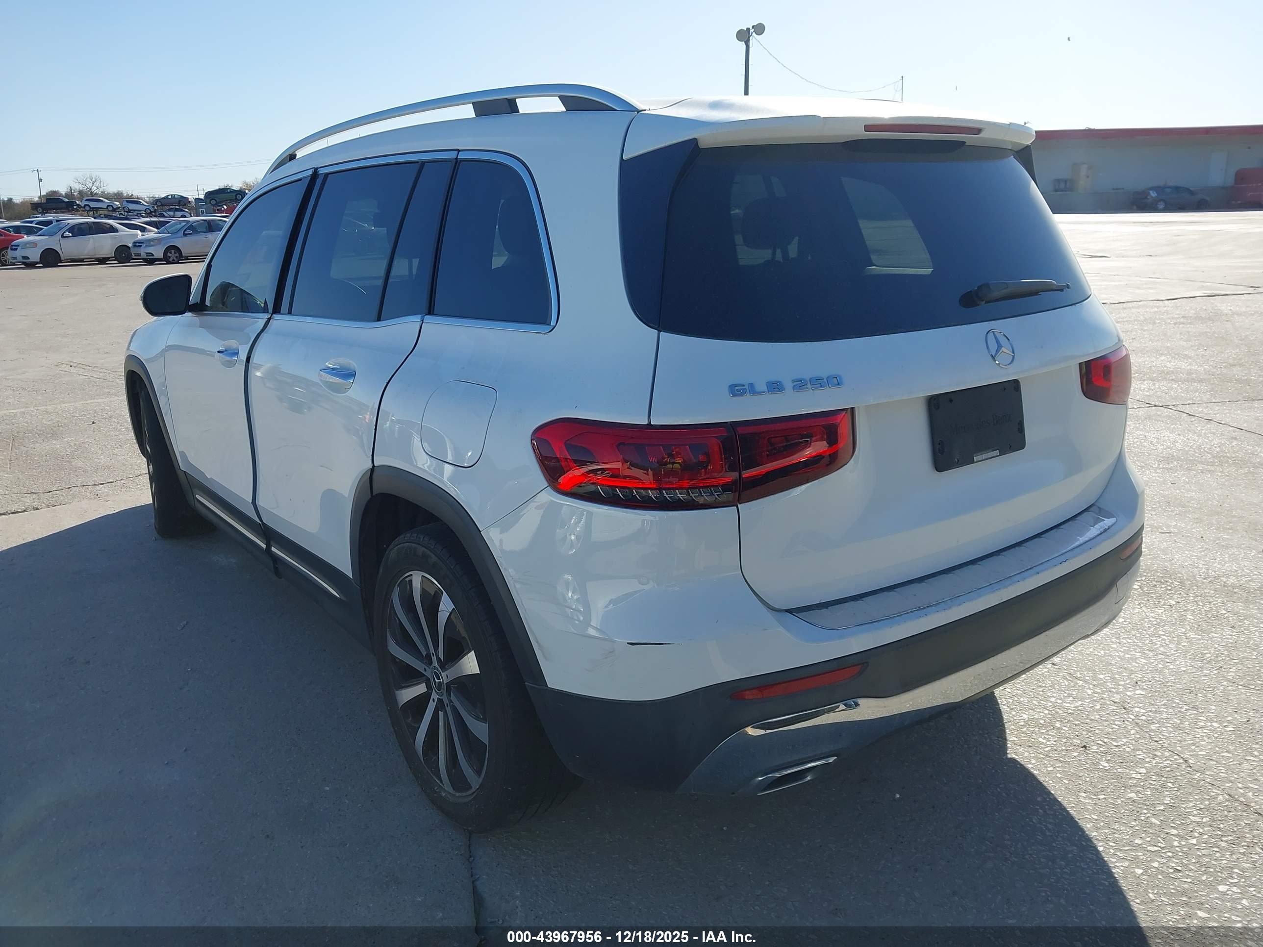 MERCEDES-BENZ GLB image 3