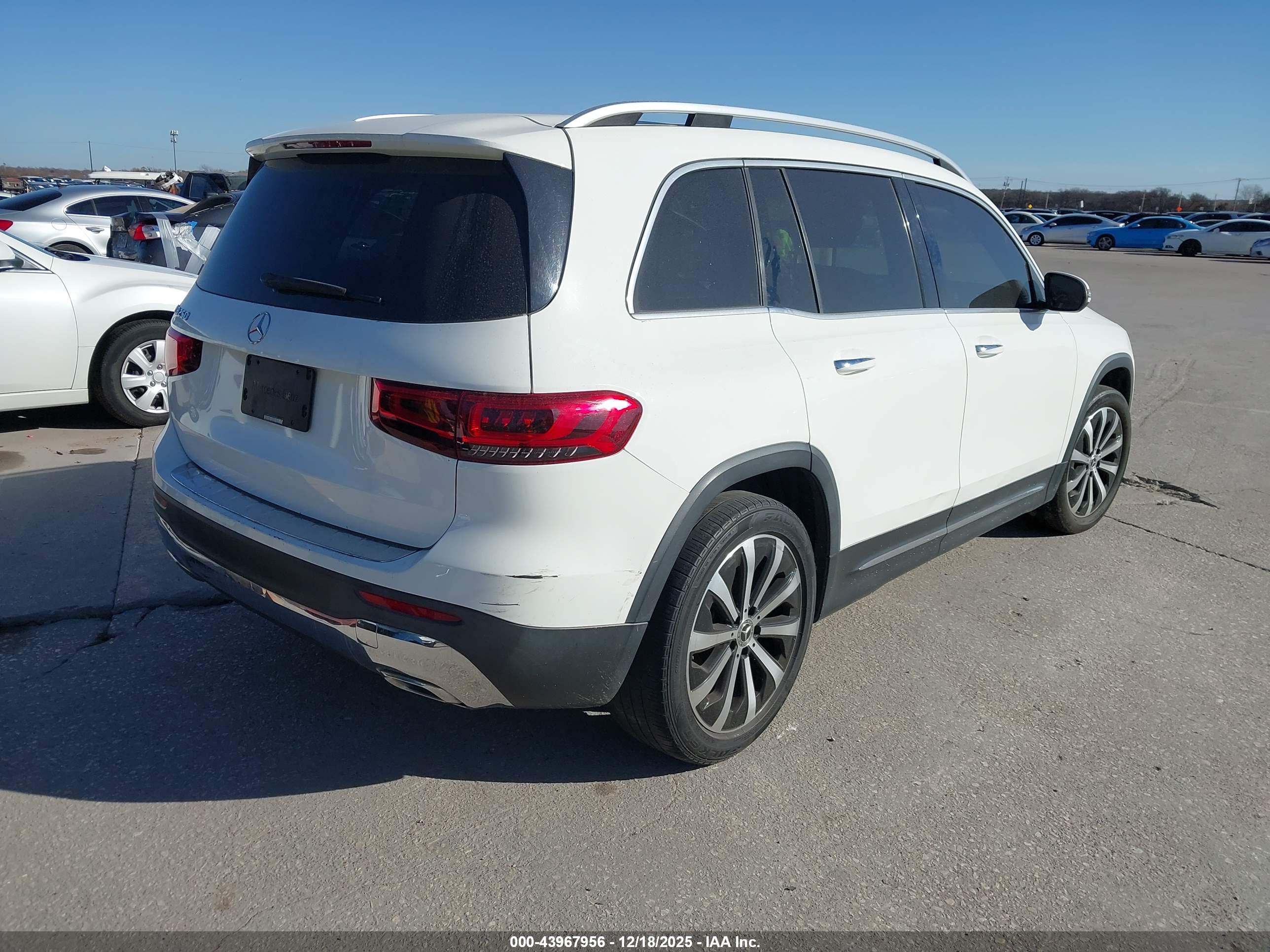 MERCEDES-BENZ GLB image 4