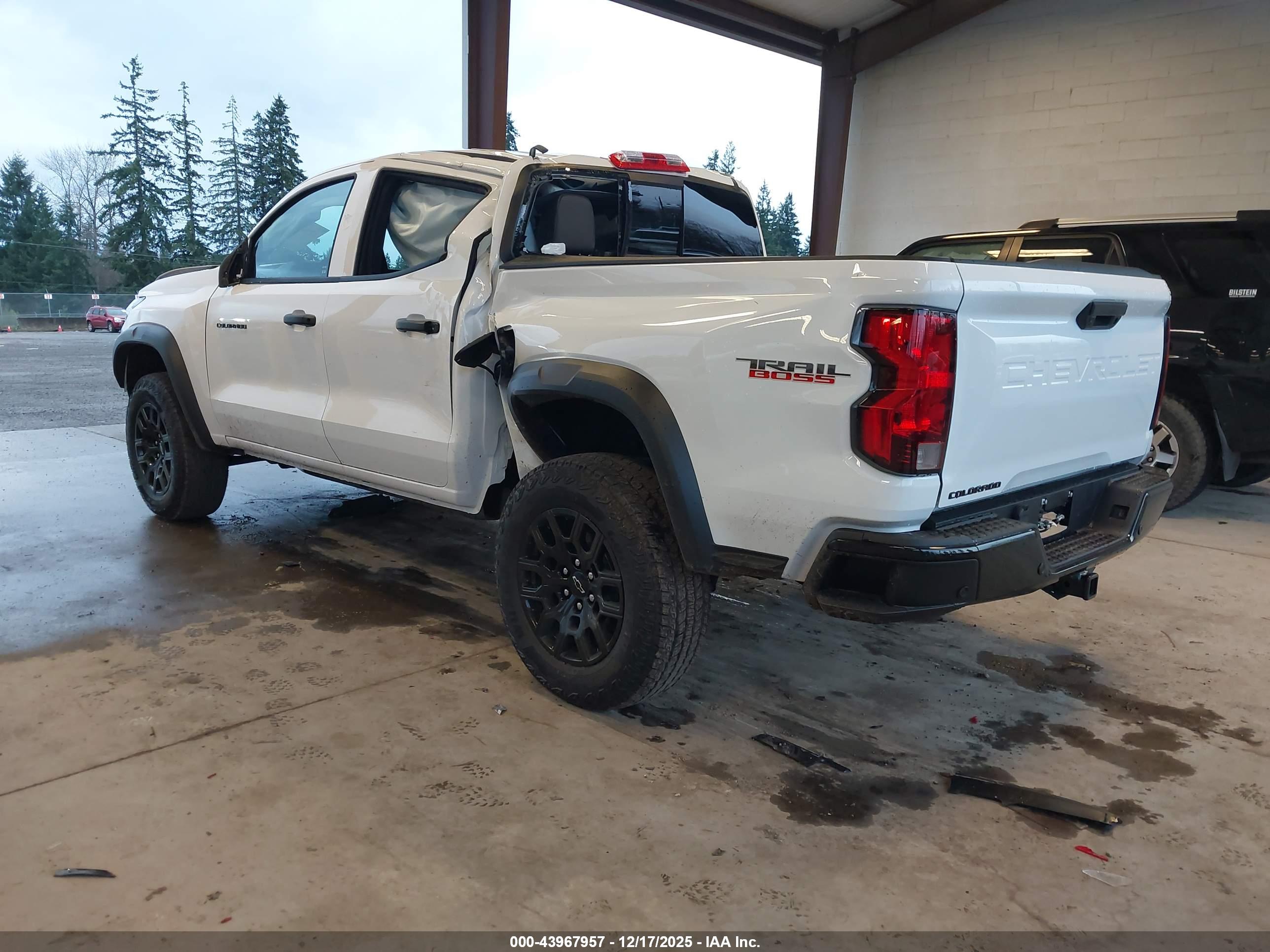 CHEVROLET COLORADO image 3
