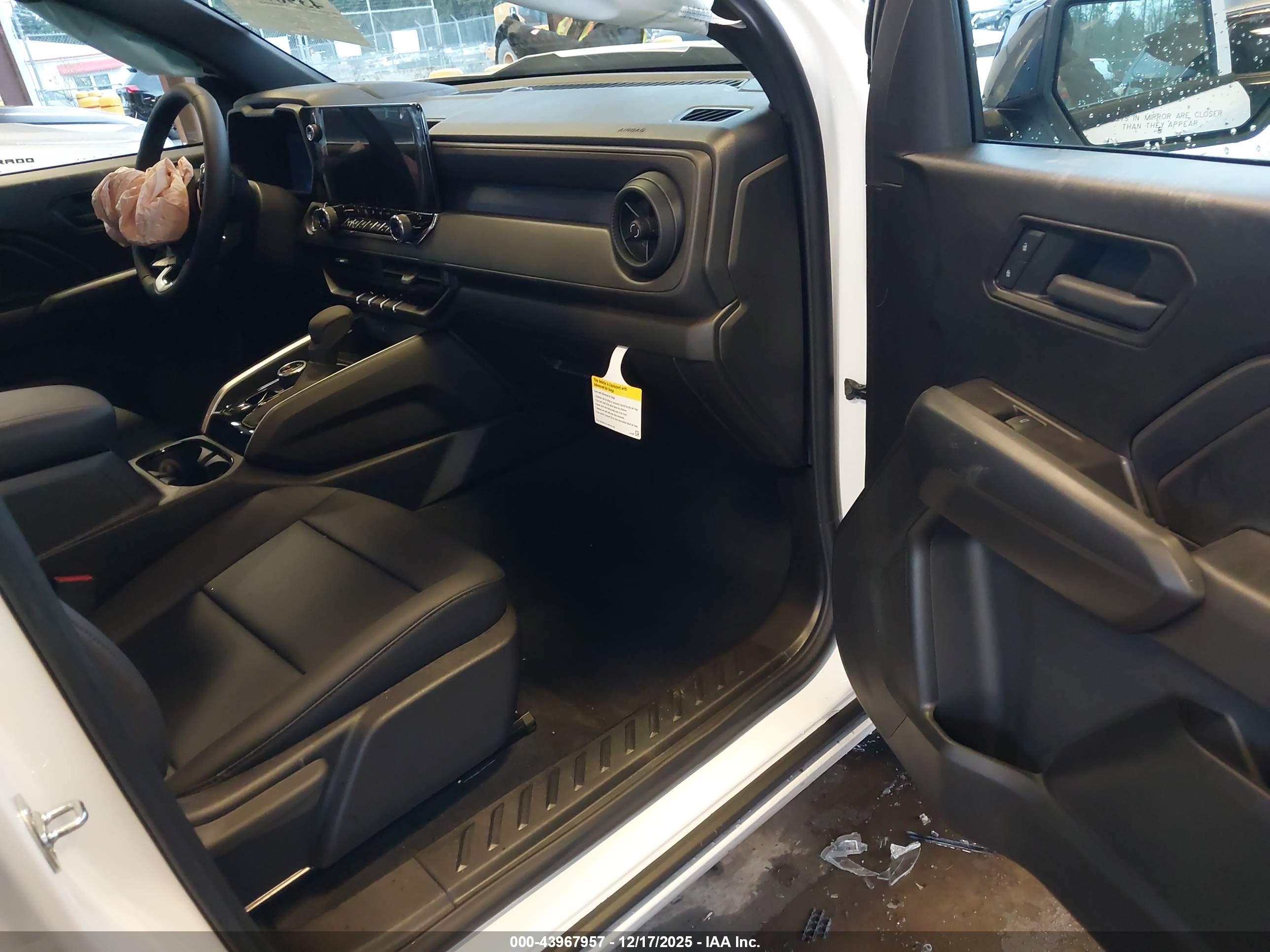 CHEVROLET COLORADO image 5
