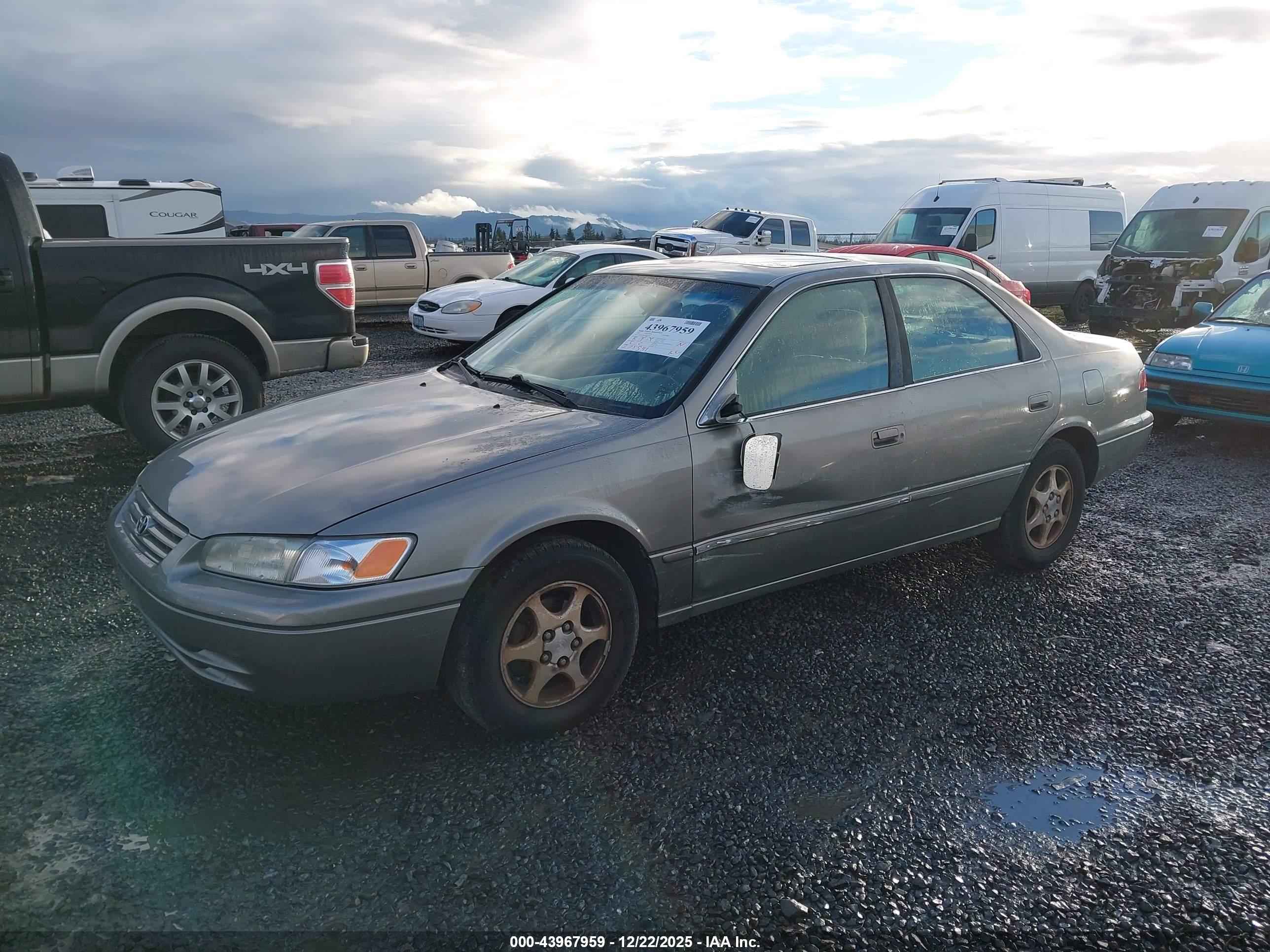 TOYOTA CAMRY image 2