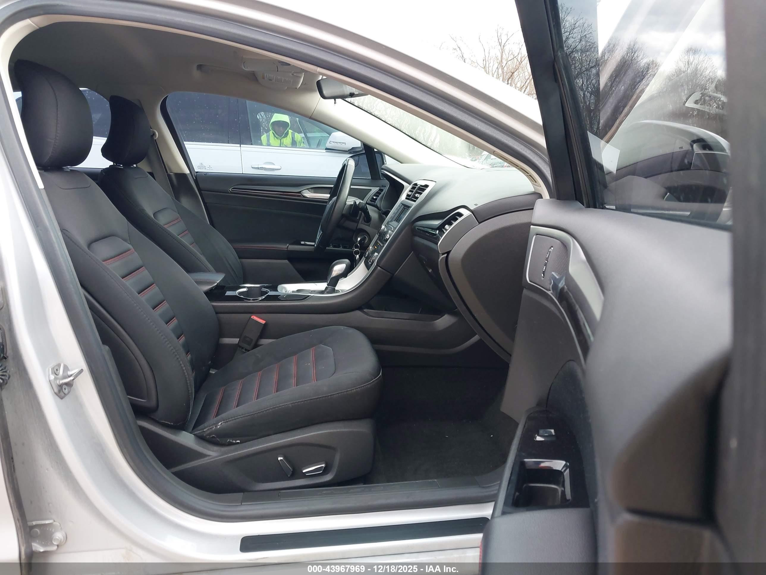 FORD FUSION image 5