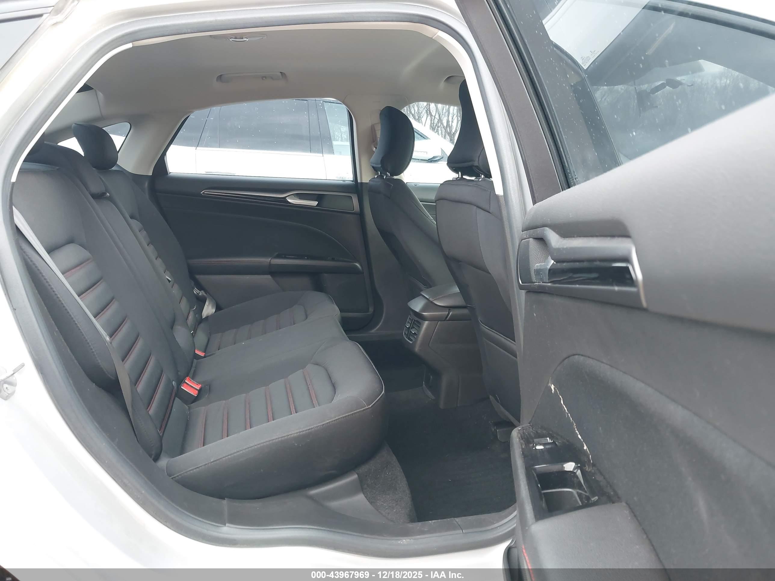 FORD FUSION image 8