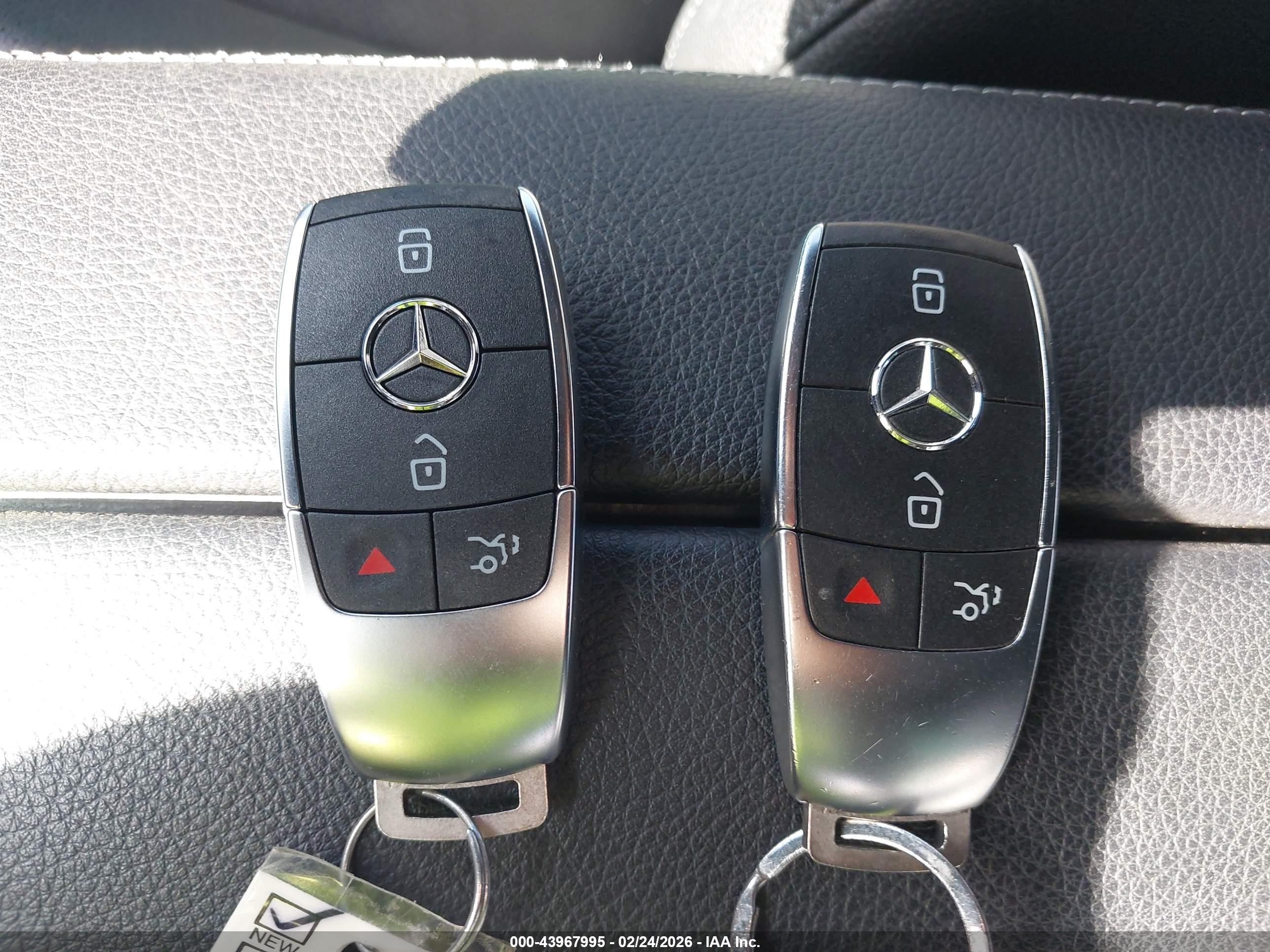 MERCEDES-BENZ GLB image 11