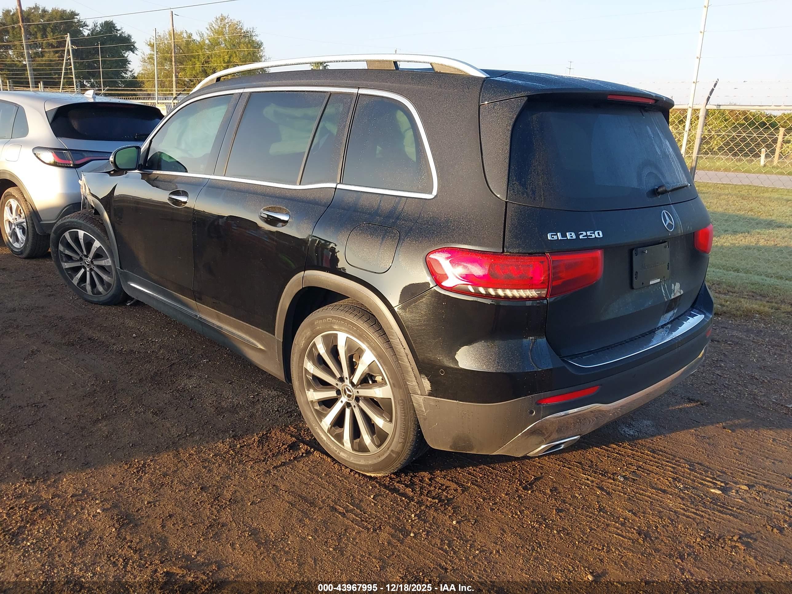 MERCEDES-BENZ GLB image 3