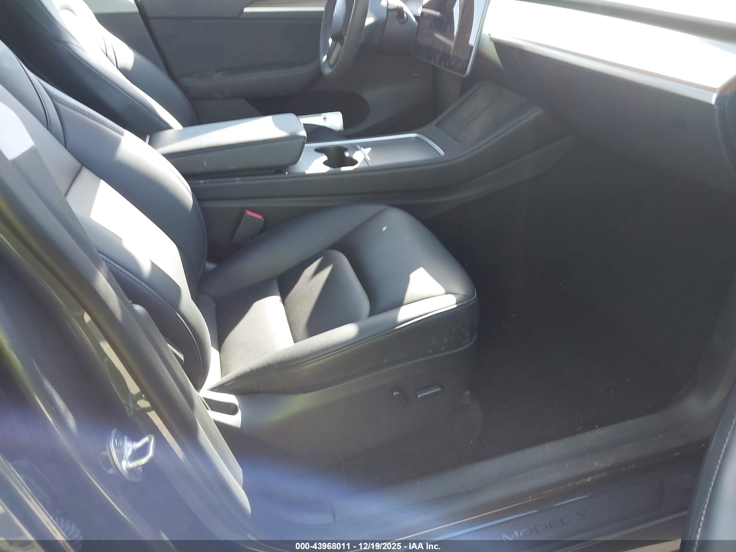 TESLA MODEL image 5