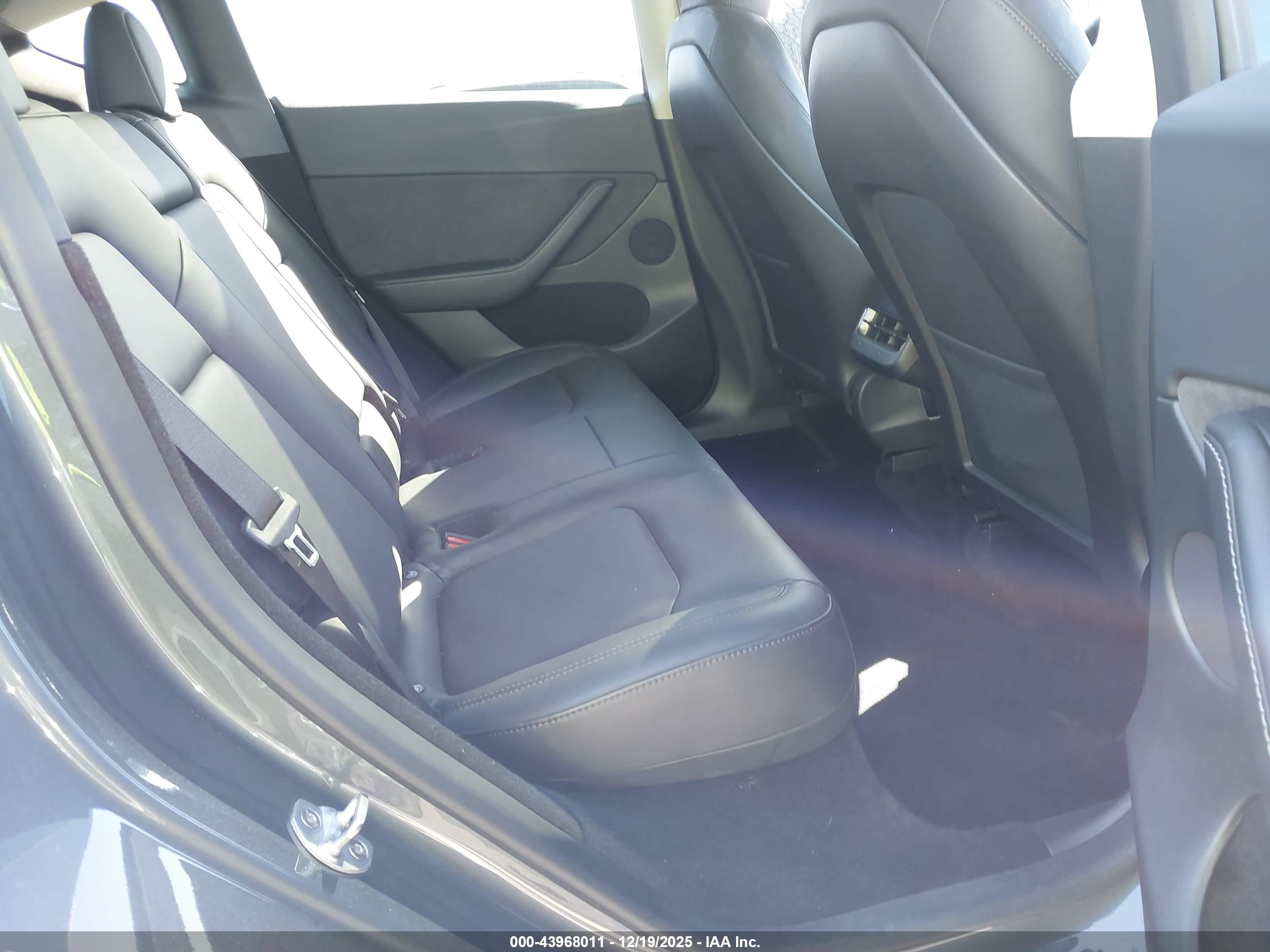 TESLA MODEL image 8