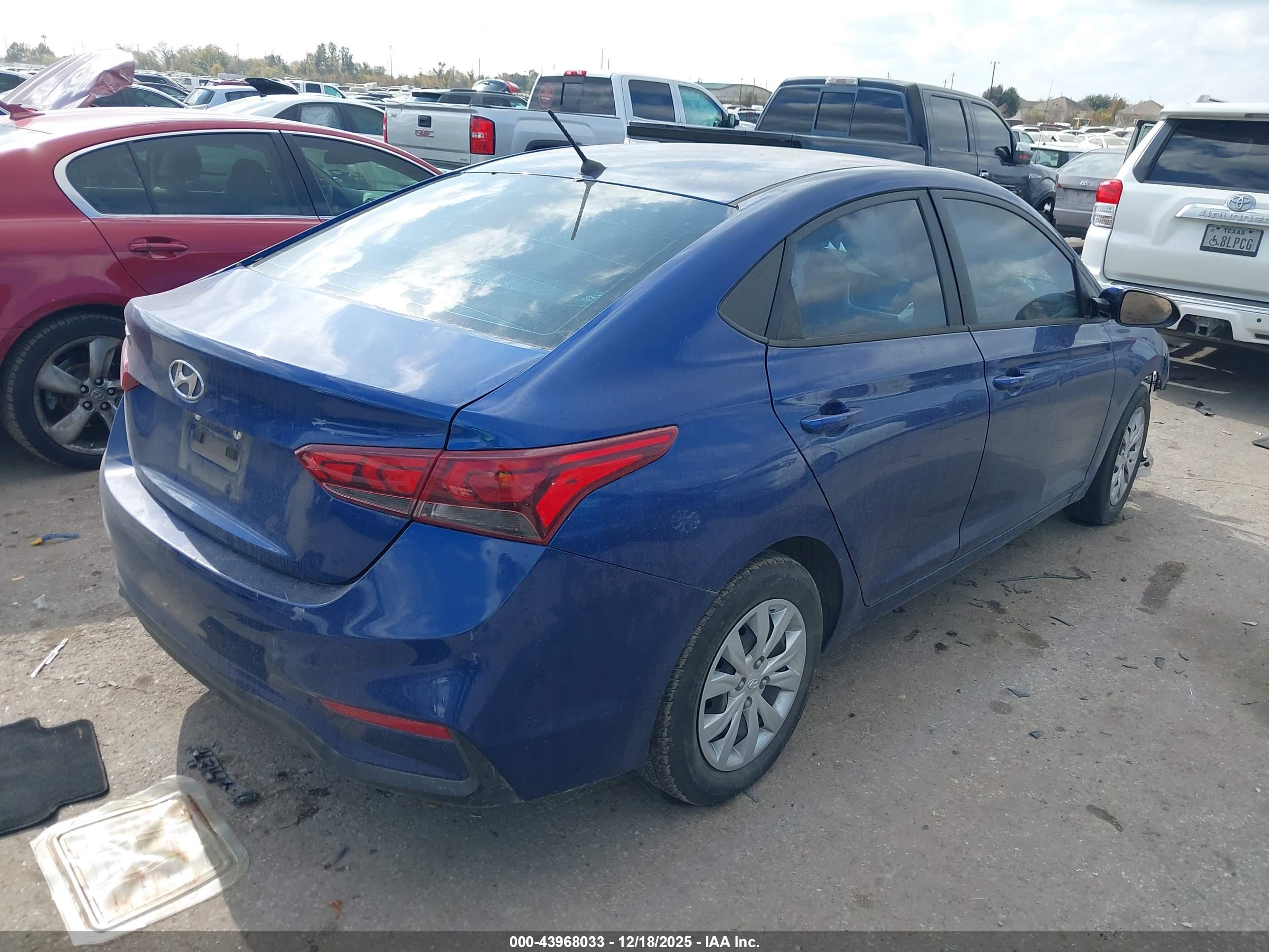 HYUNDAI ACCENT image 4