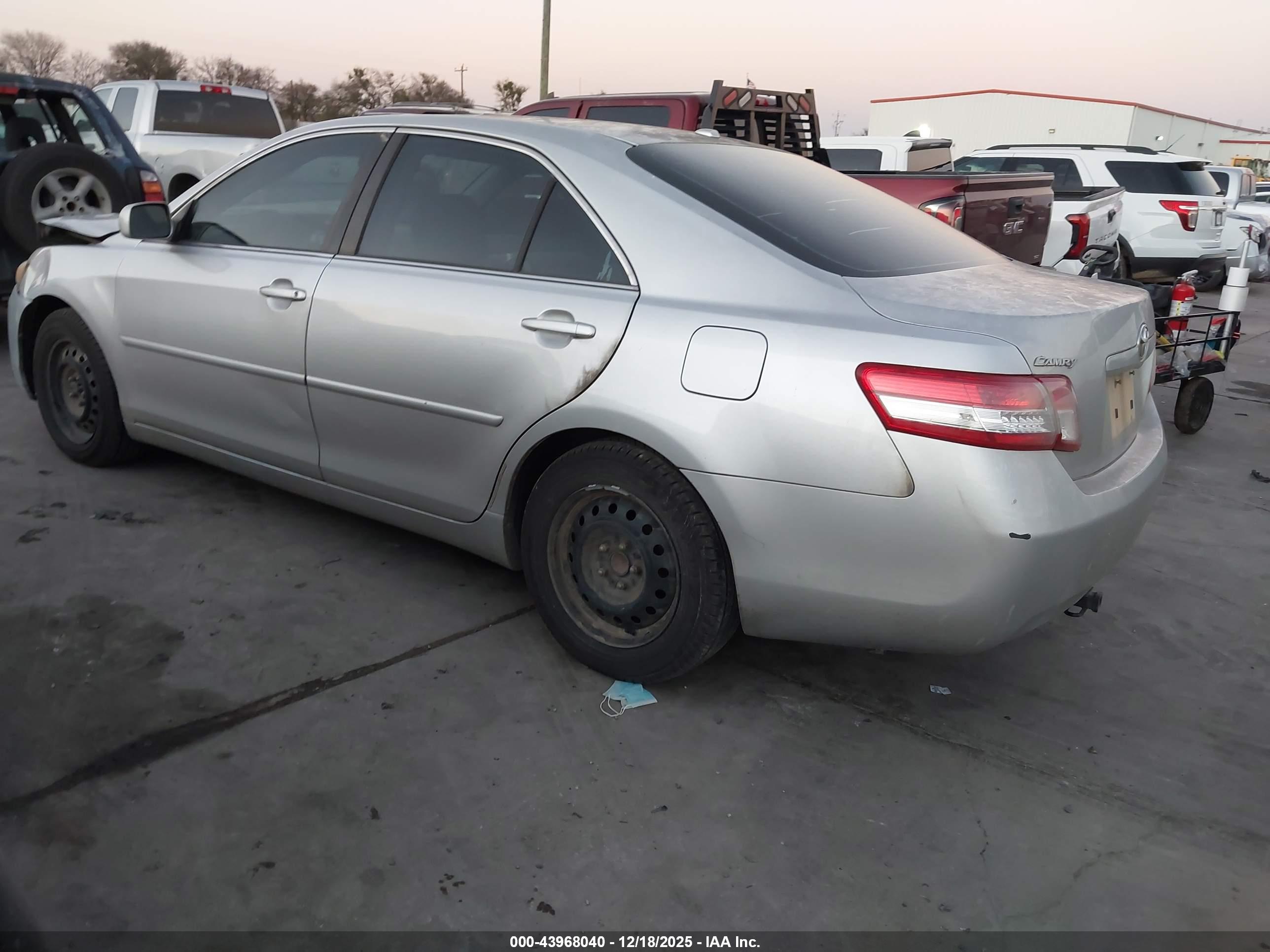 TOYOTA CAMRY image 3