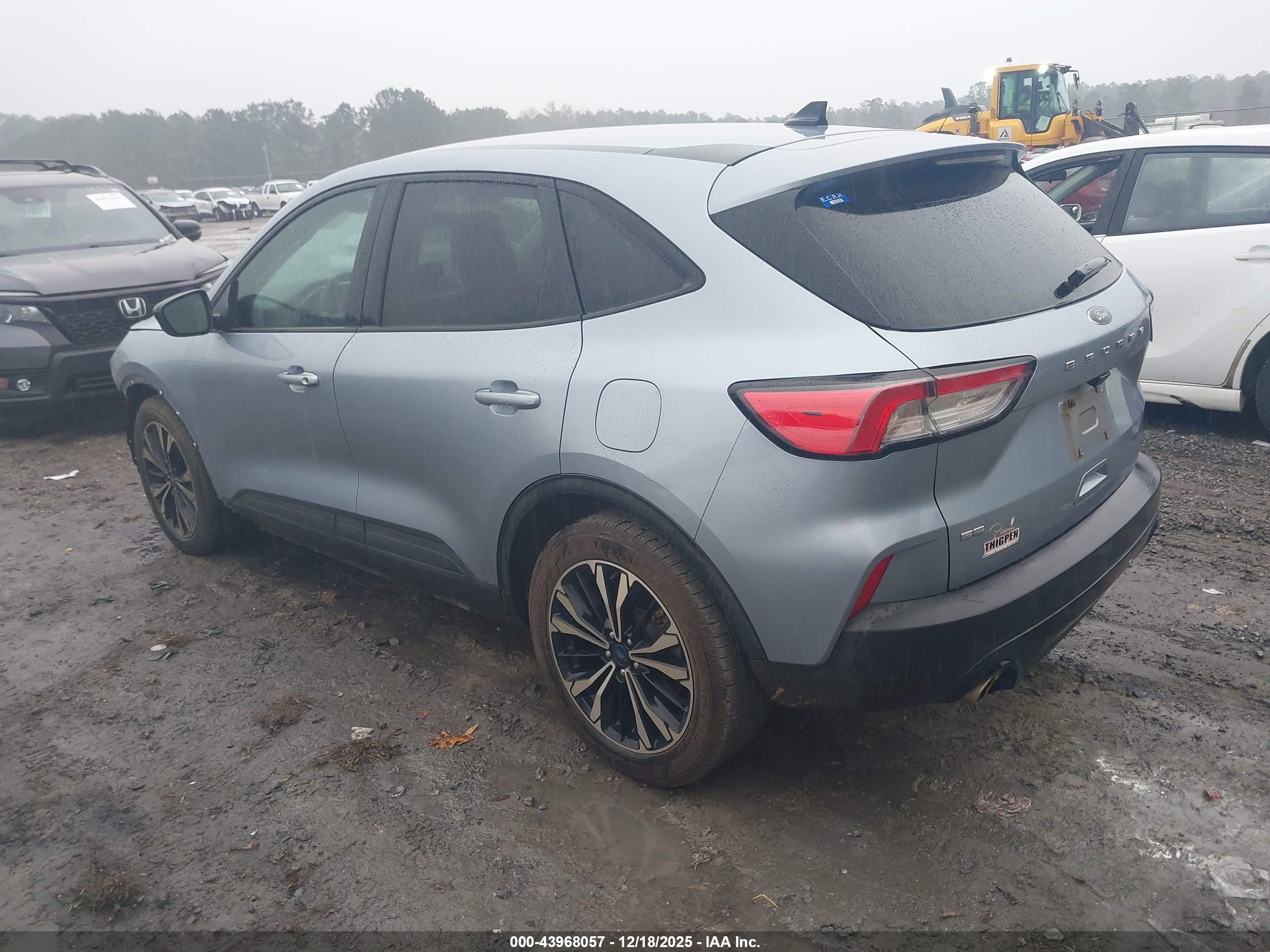 FORD ESCAPE image 3