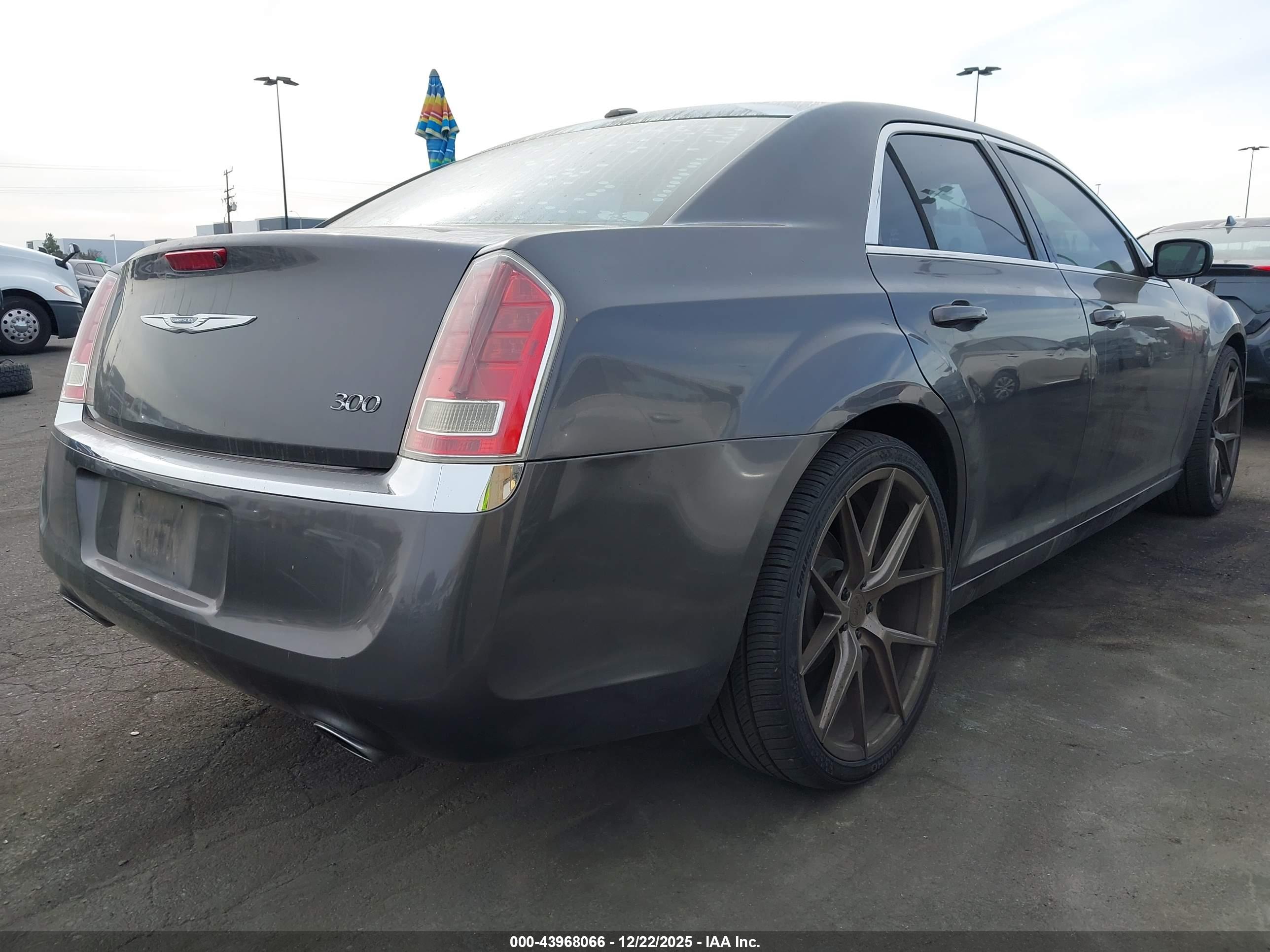 CHRYSLER 300 image 4
