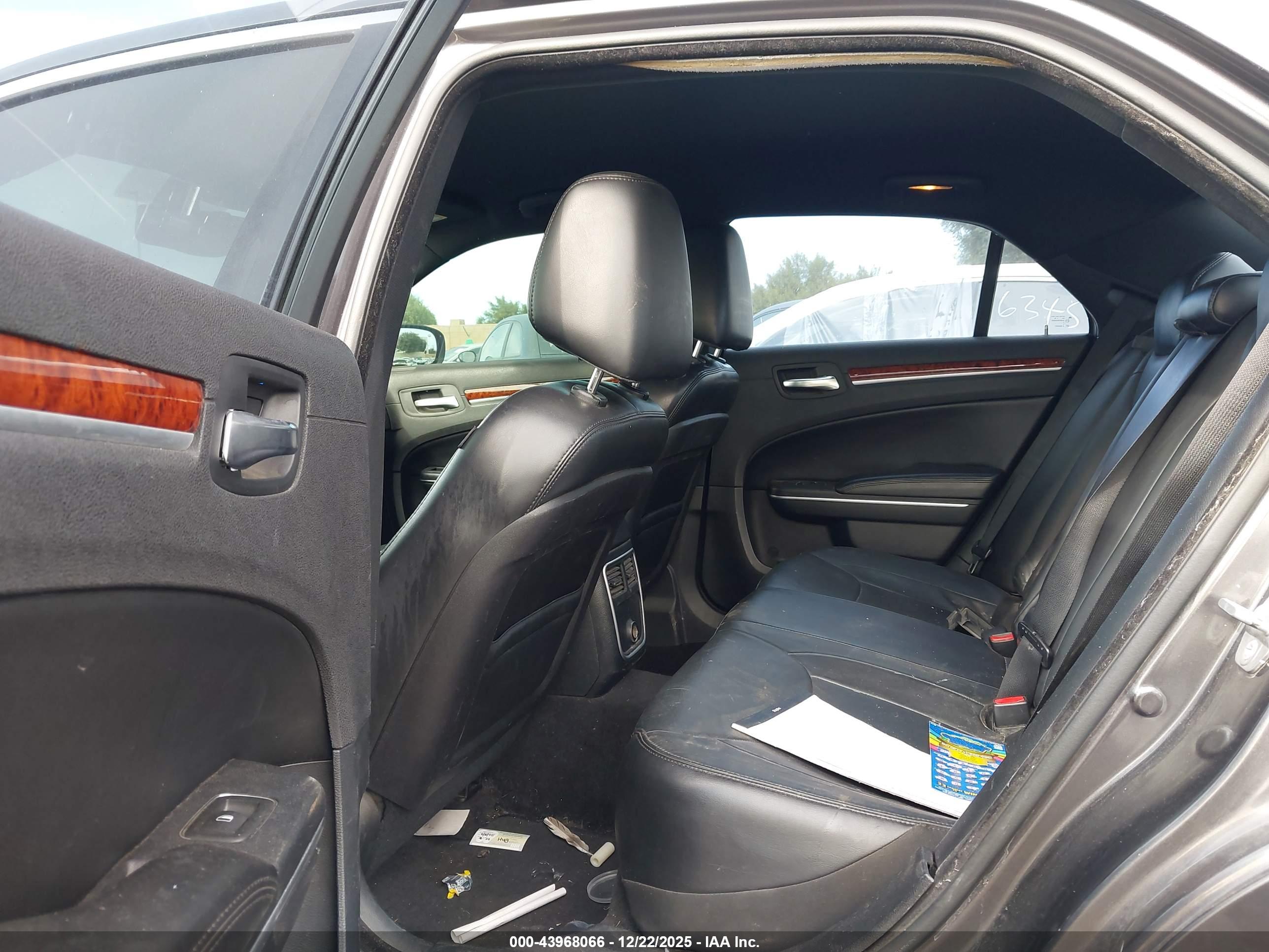 CHRYSLER 300 image 8