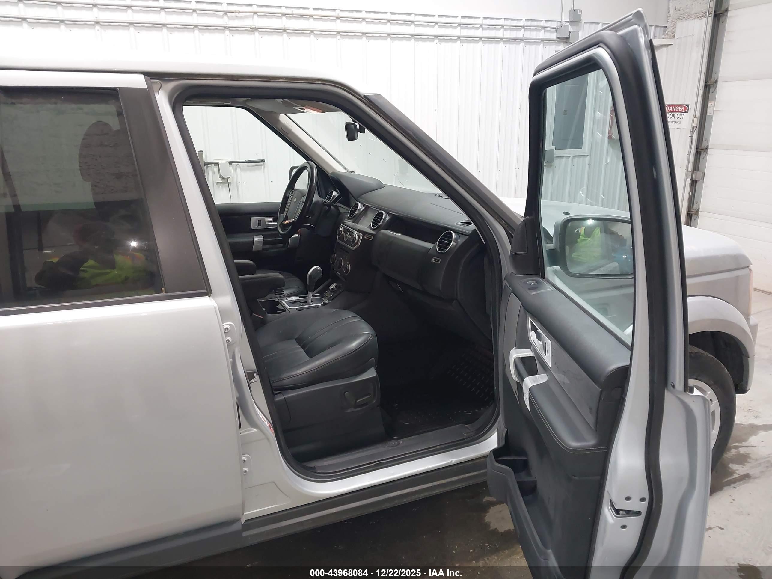 LAND ROVER image 5