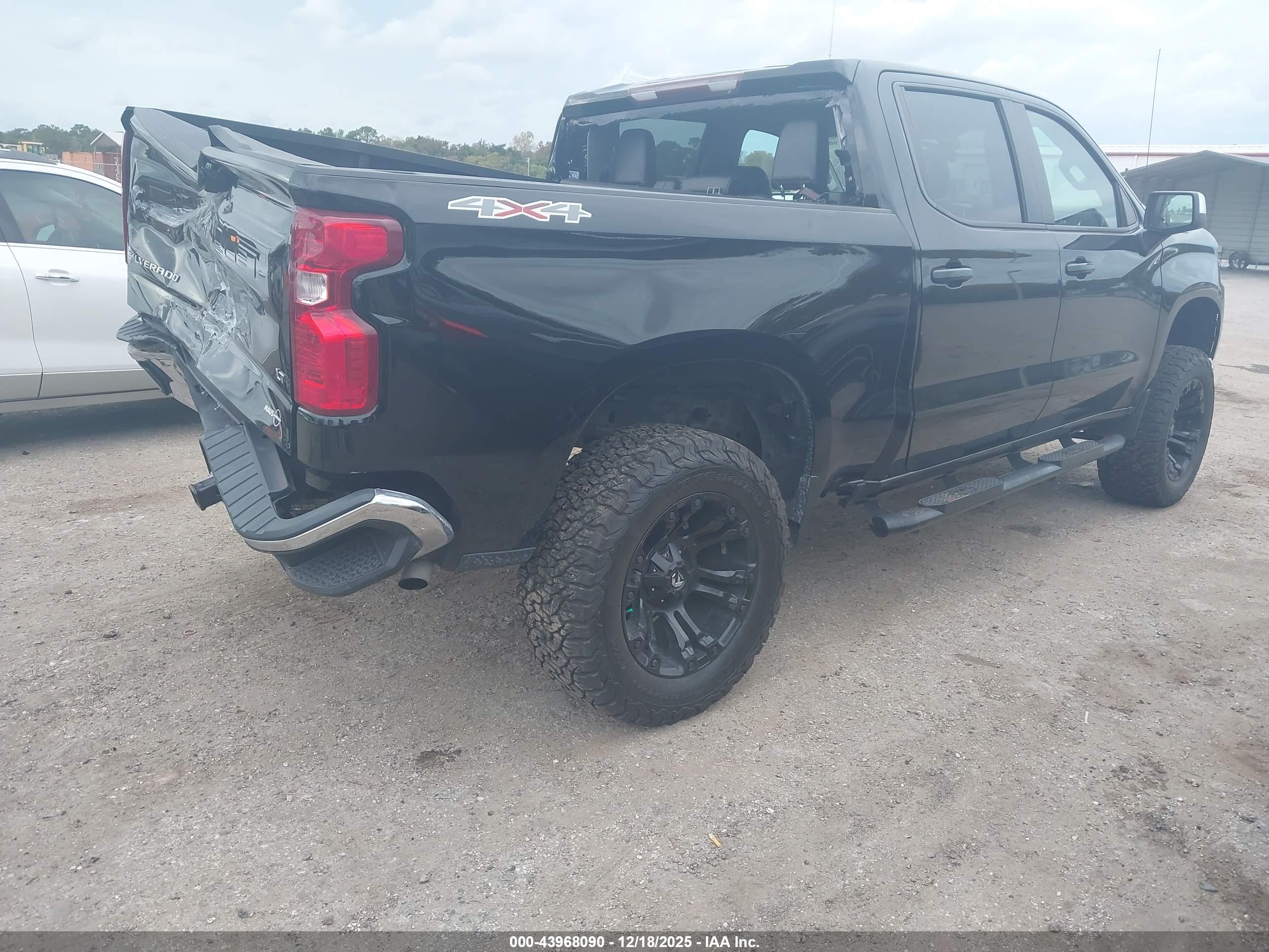CHEVROLET SILVERADO image 4