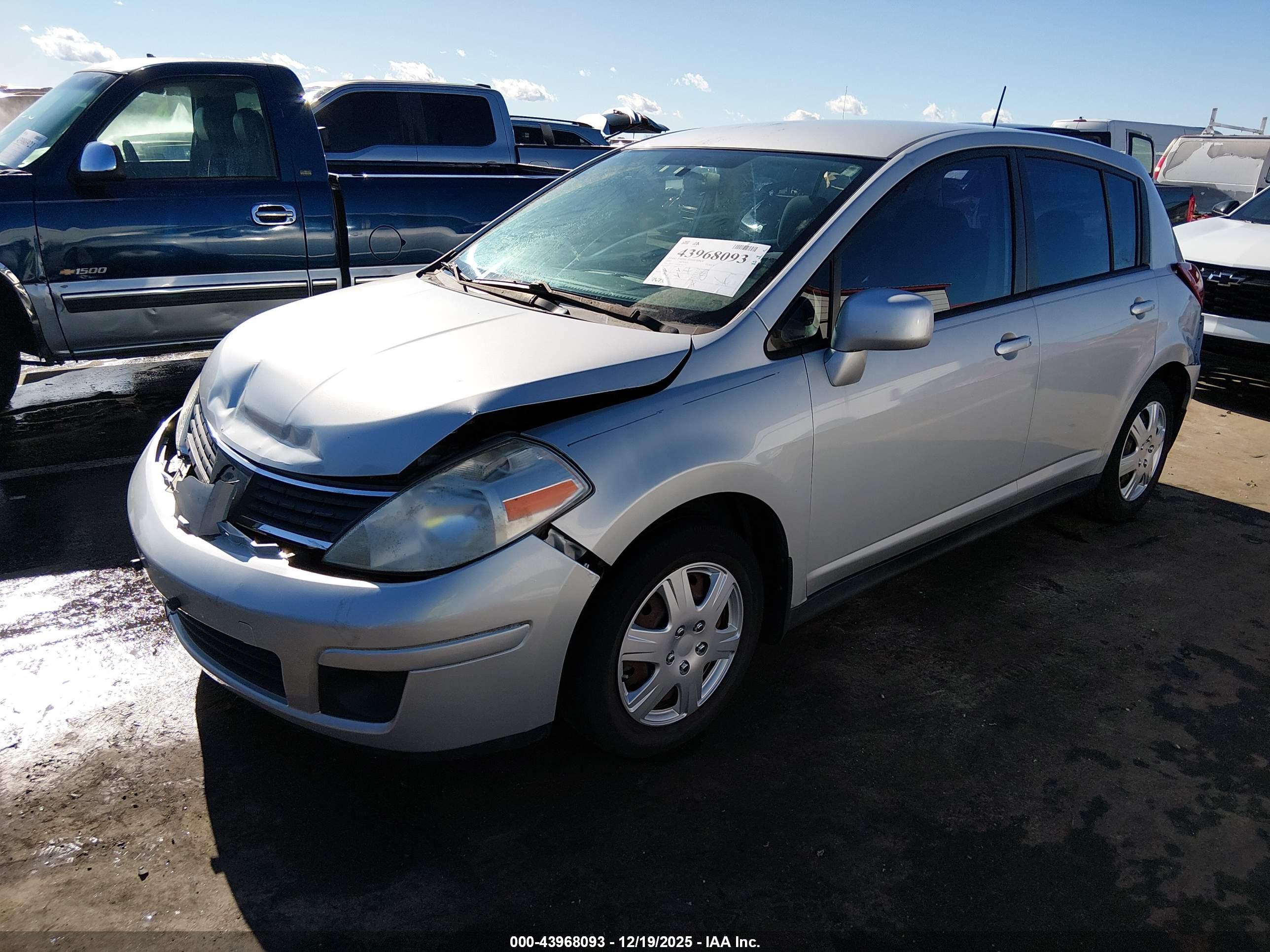 NISSAN VERSA image 2