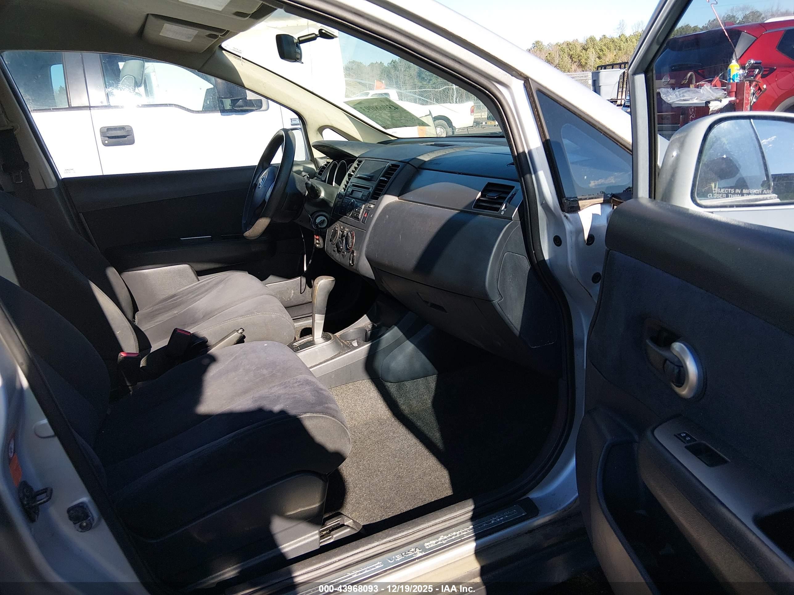NISSAN VERSA image 5