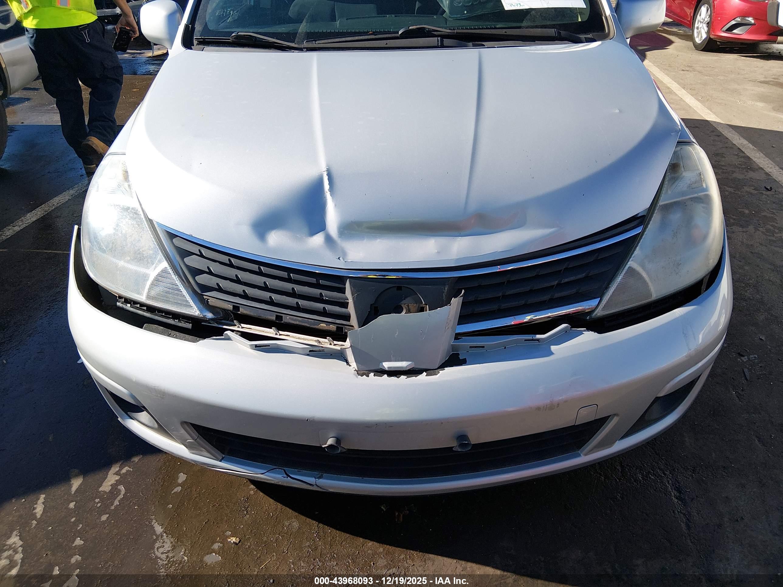 NISSAN VERSA image 6