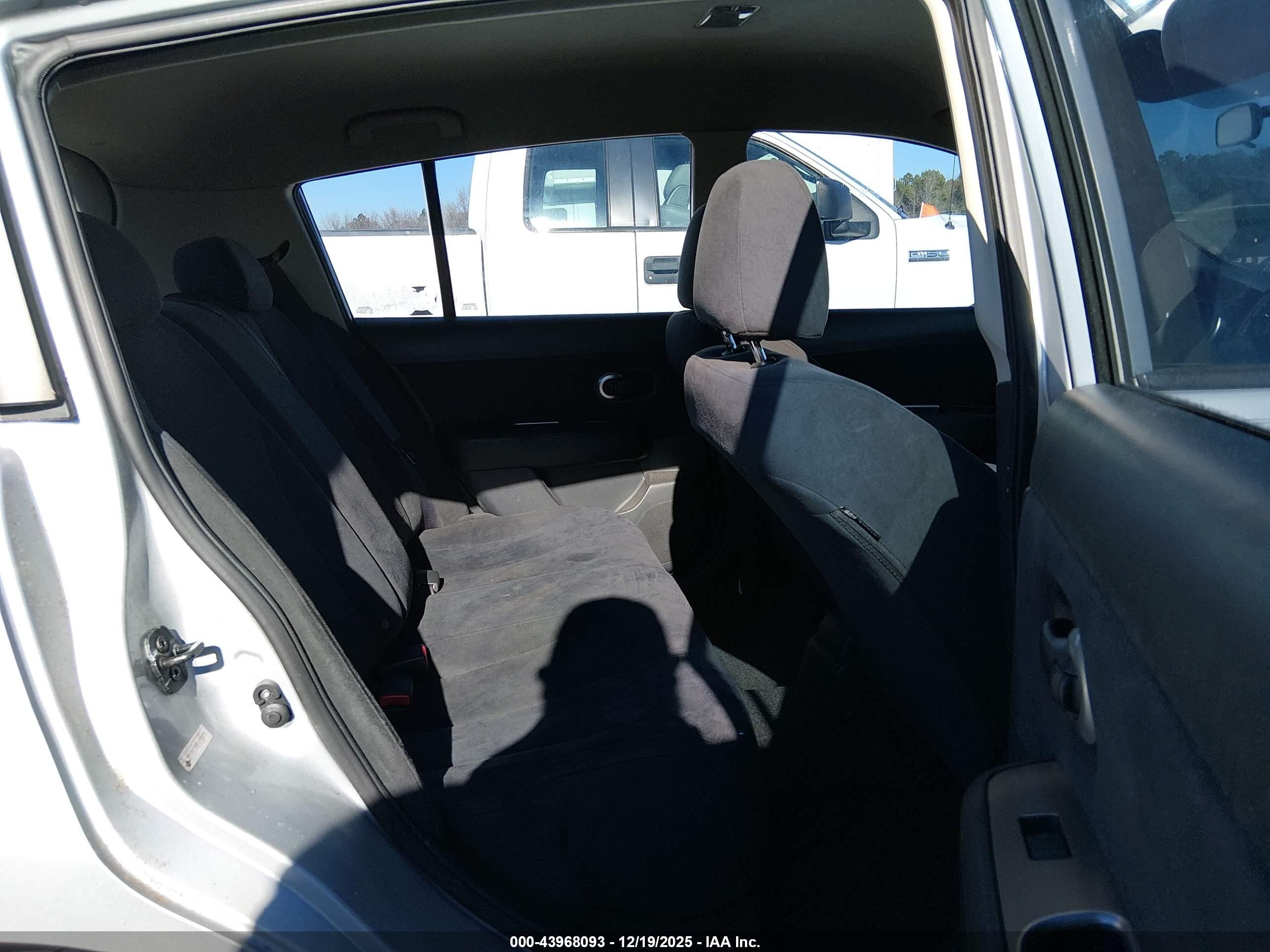 NISSAN VERSA image 8