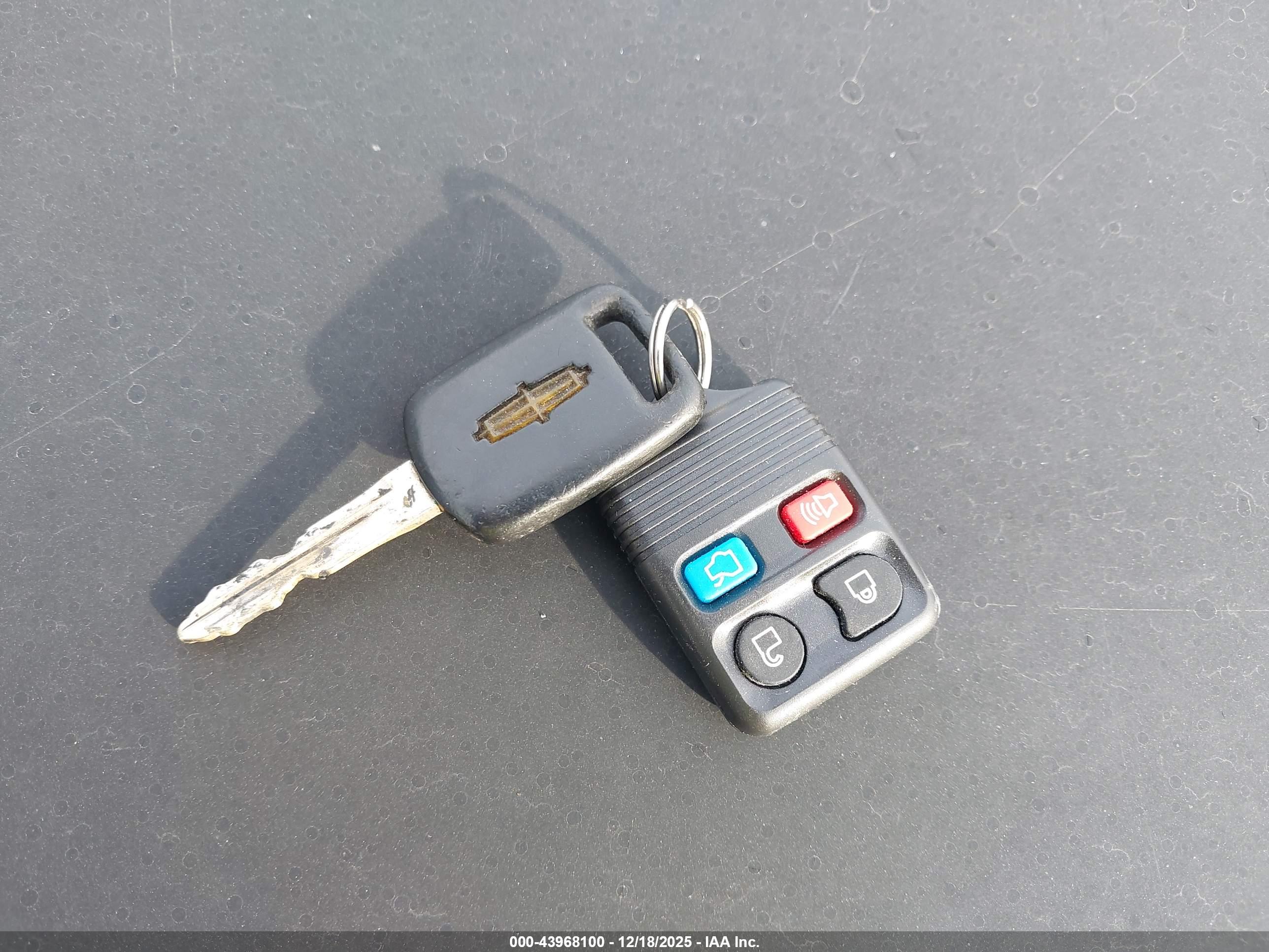 LINCOLN TOWN image 11