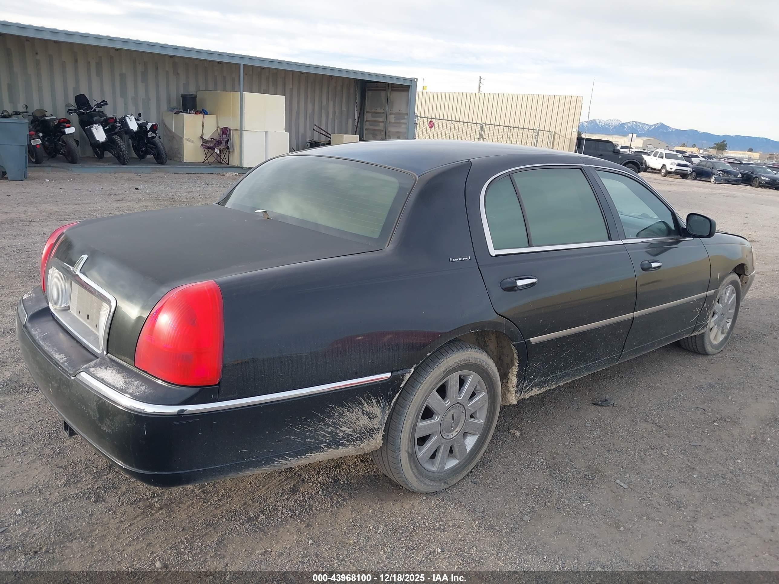 LINCOLN TOWN image 4