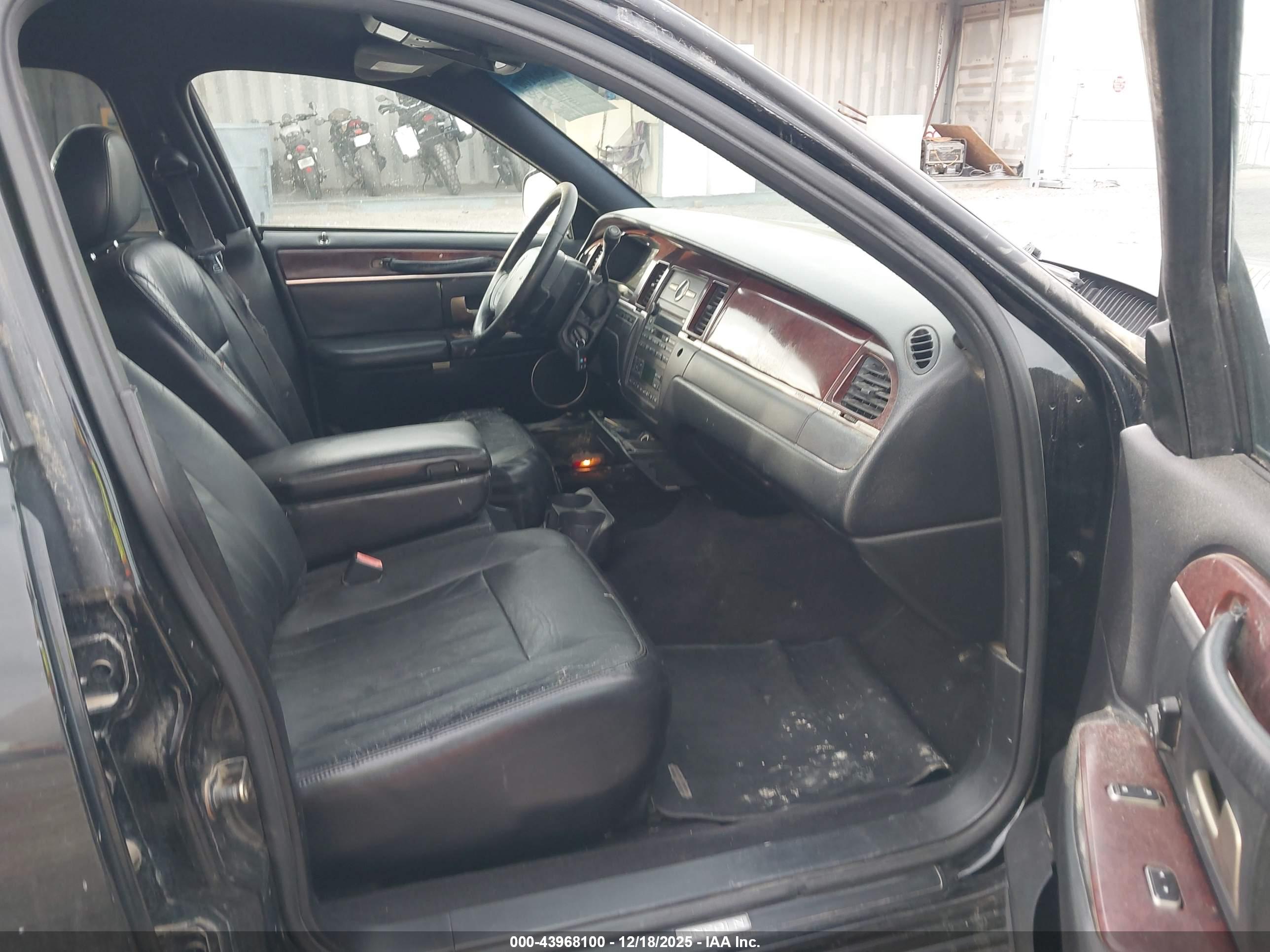 LINCOLN TOWN image 5