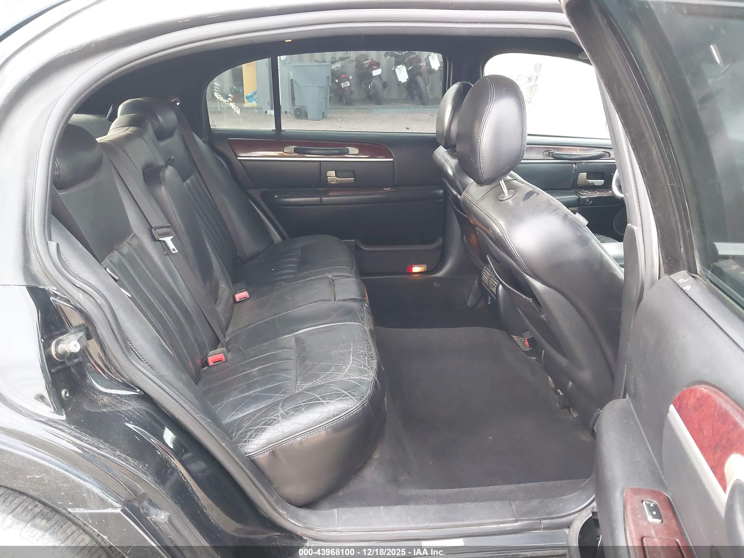 LINCOLN TOWN image 8