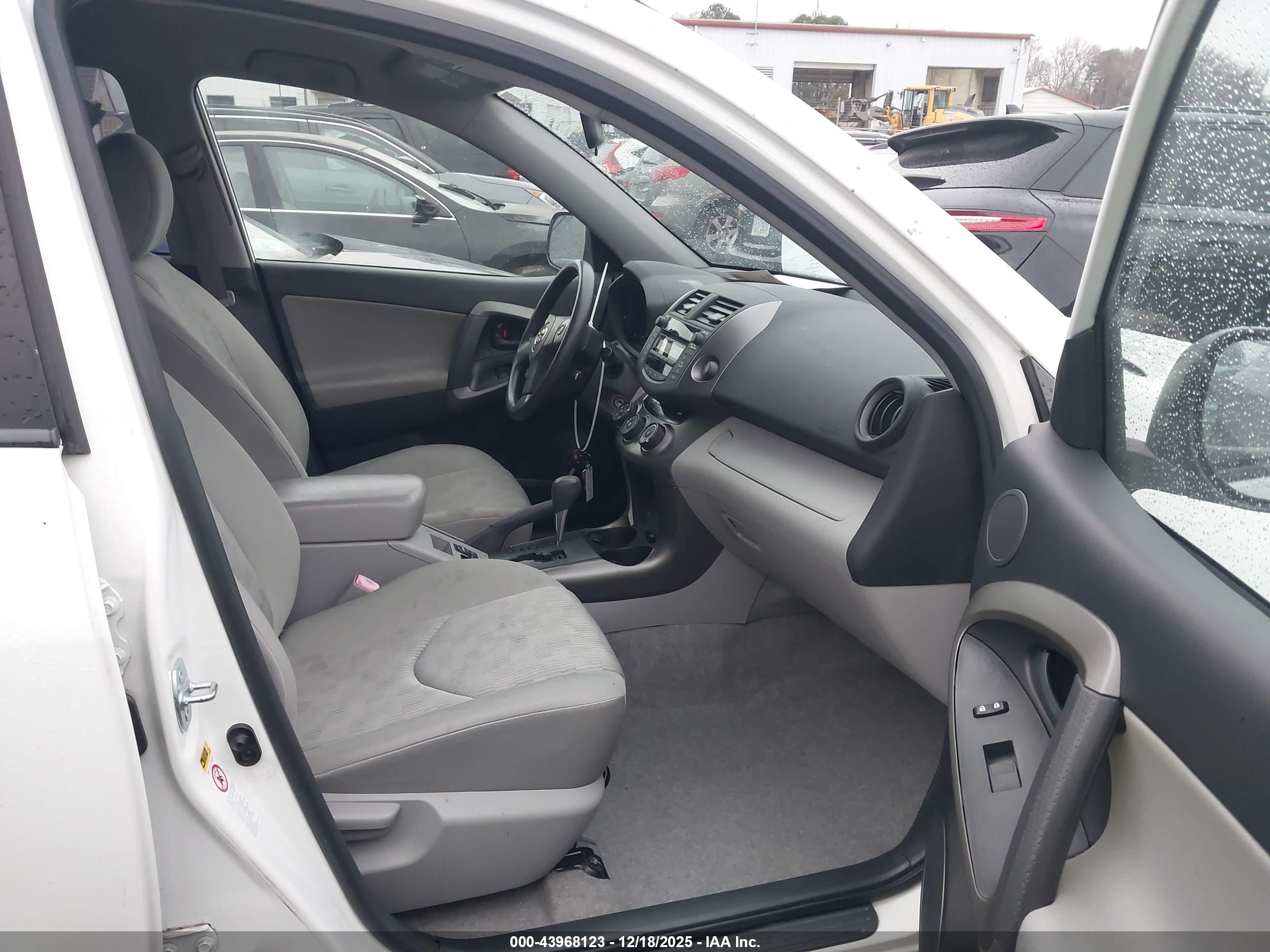 TOYOTA RAV4 image 5