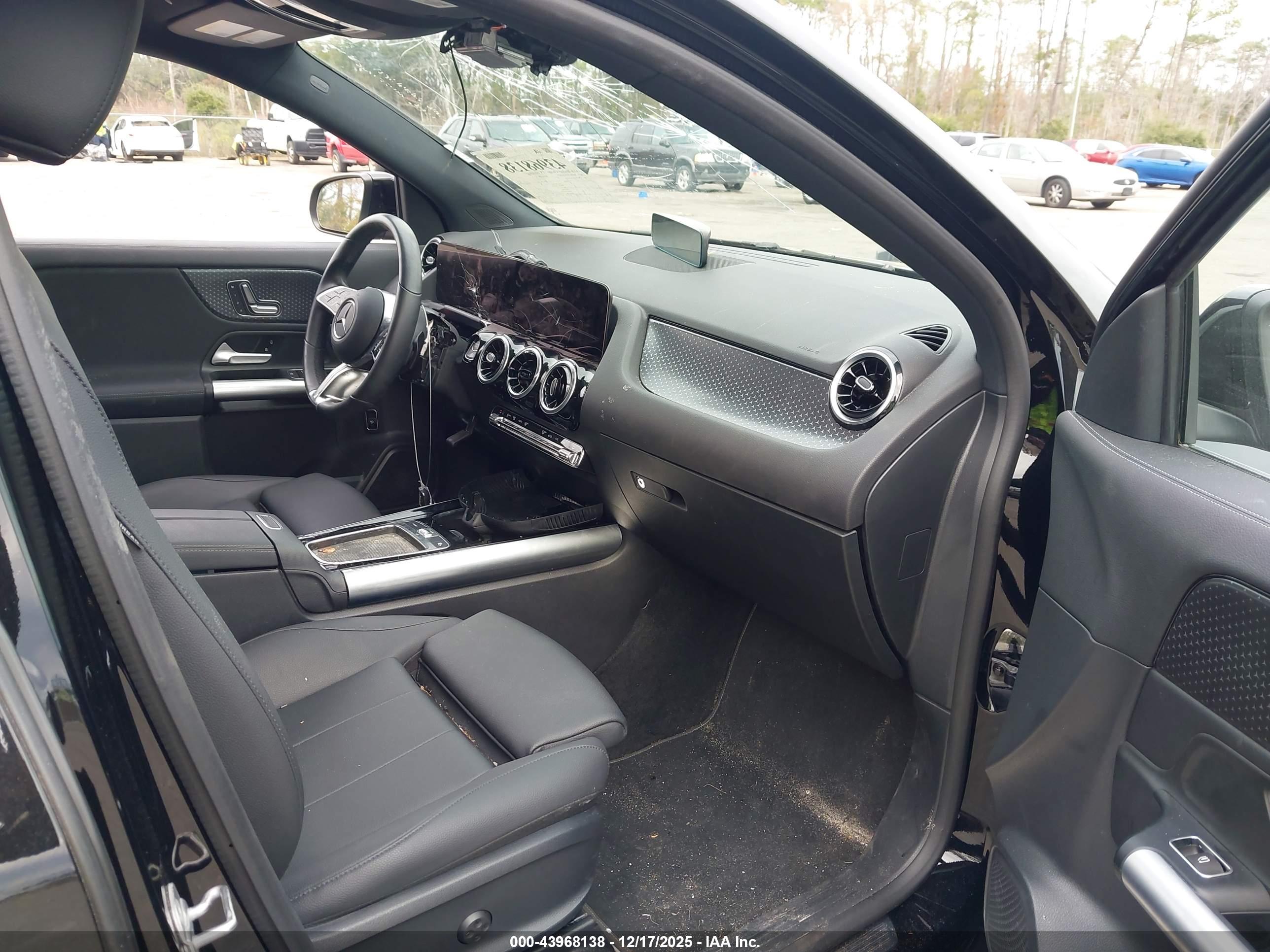 MERCEDES-BENZ GLA image 5