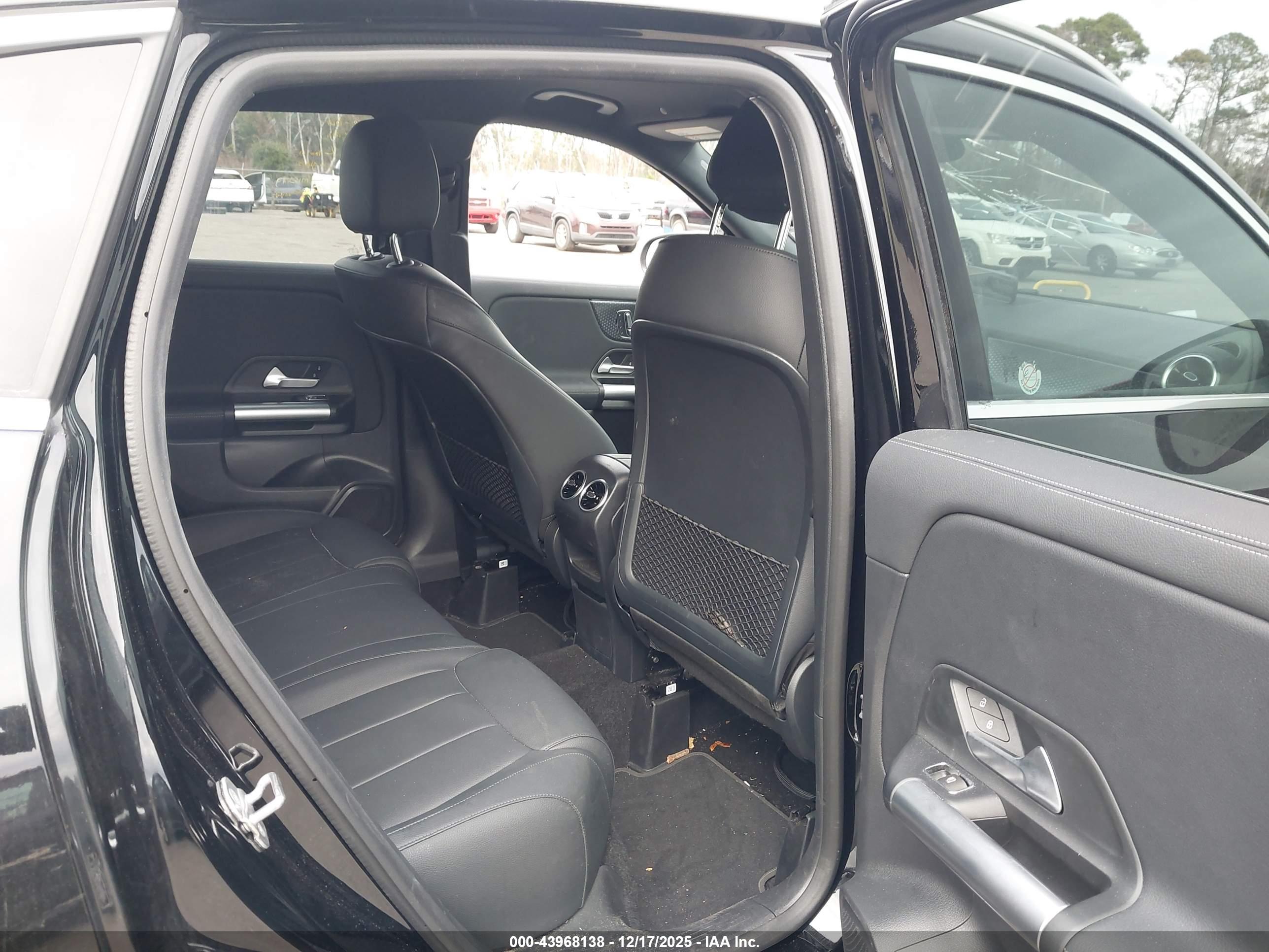 MERCEDES-BENZ GLA image 8