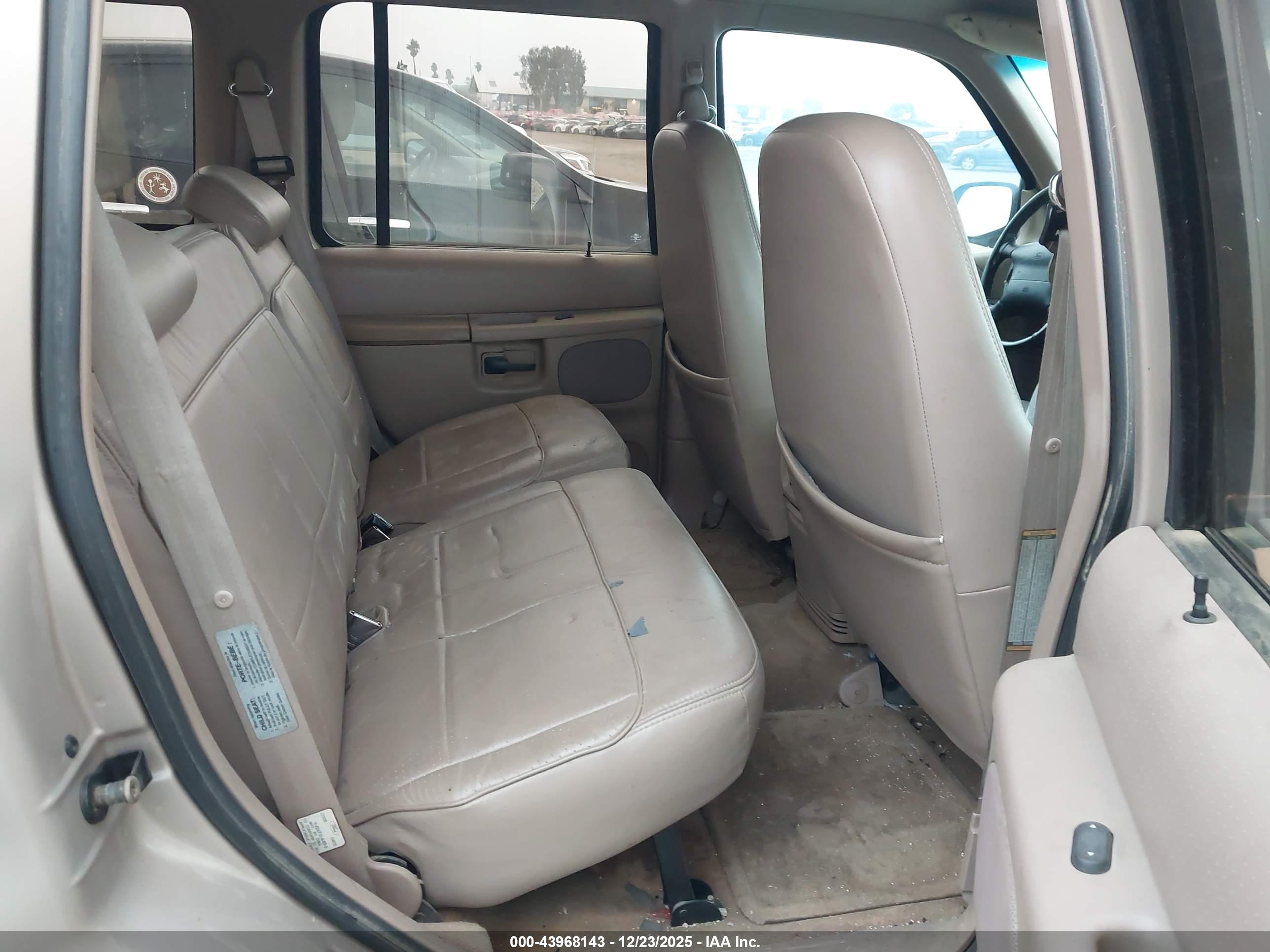 FORD EXPLORER image 8
