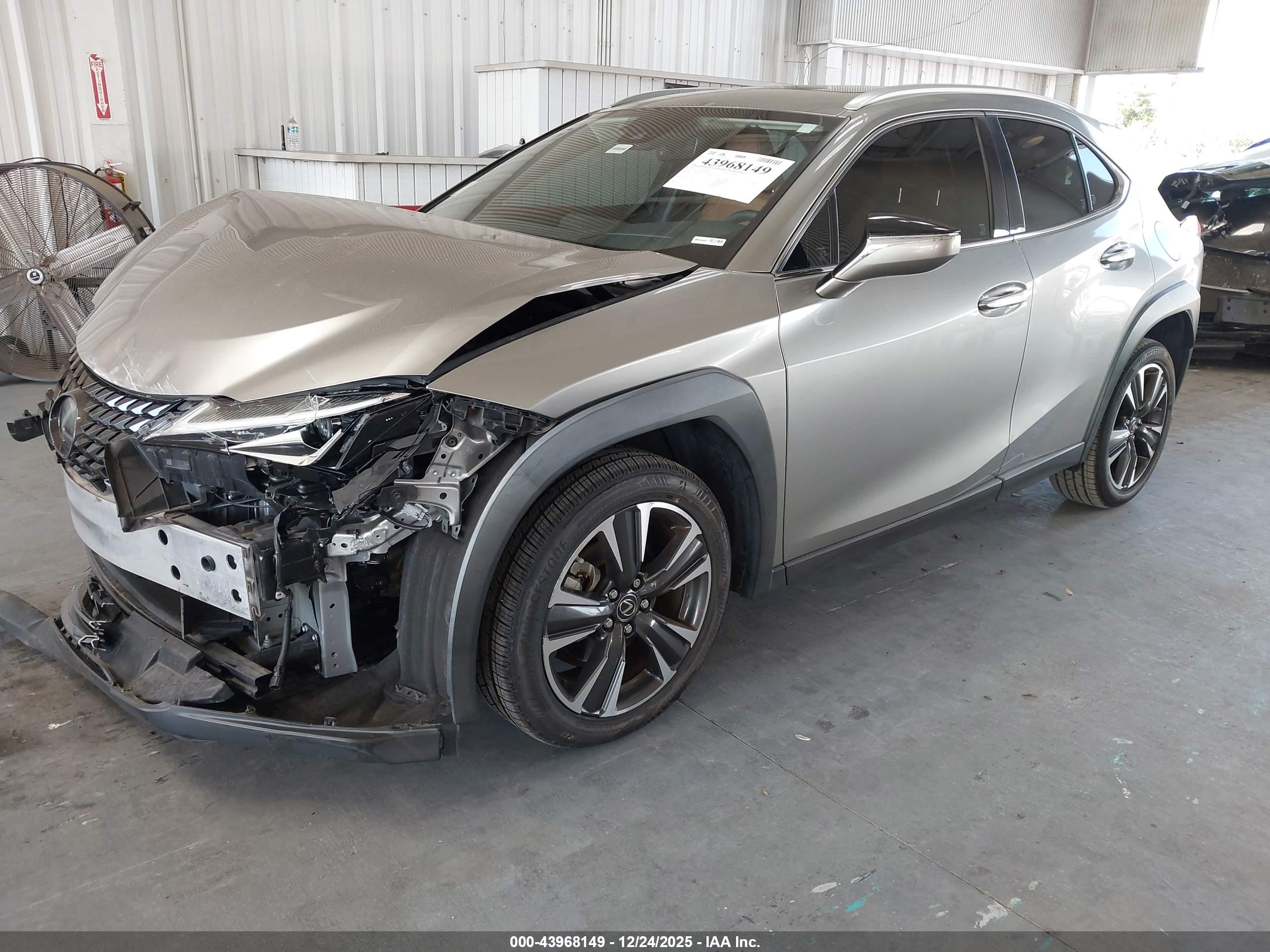 LEXUS UX image 2