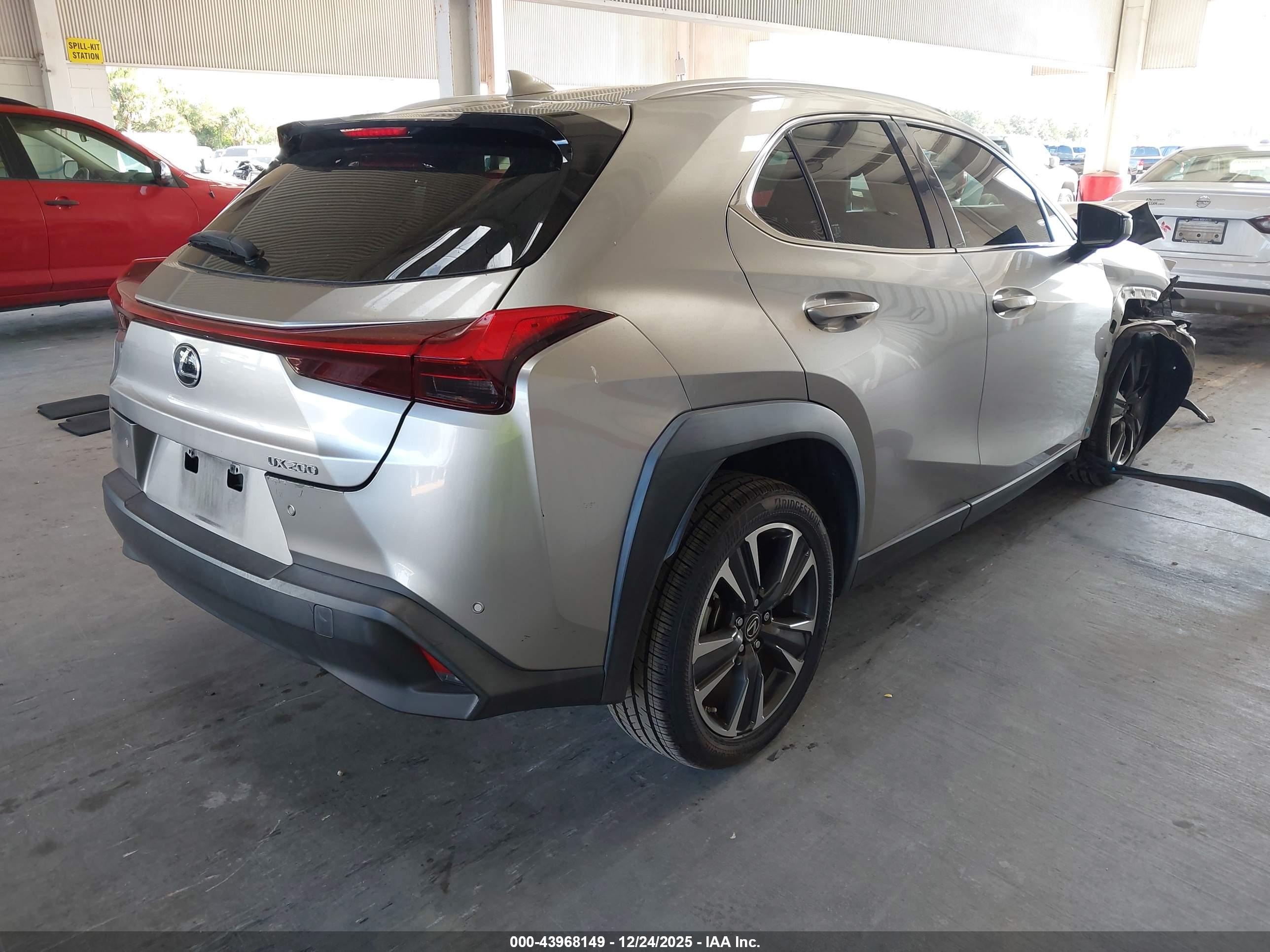 LEXUS UX image 4