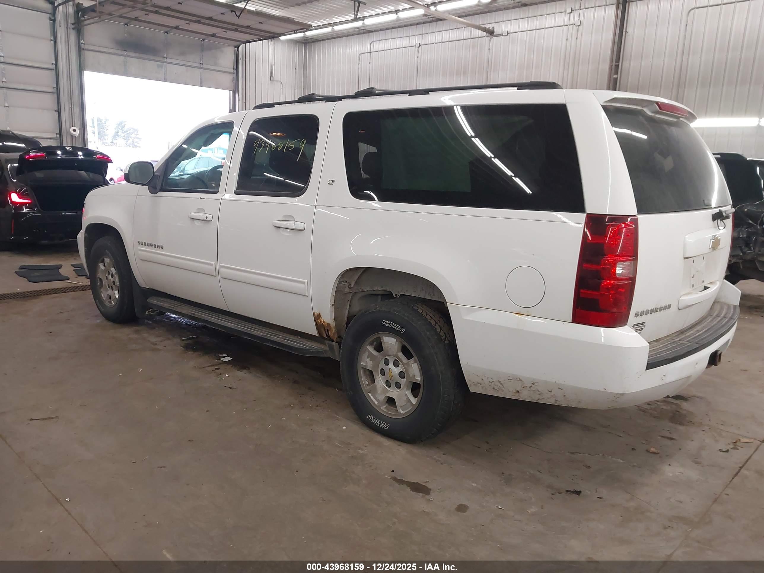 CHEVROLET SUBURBAN image 3