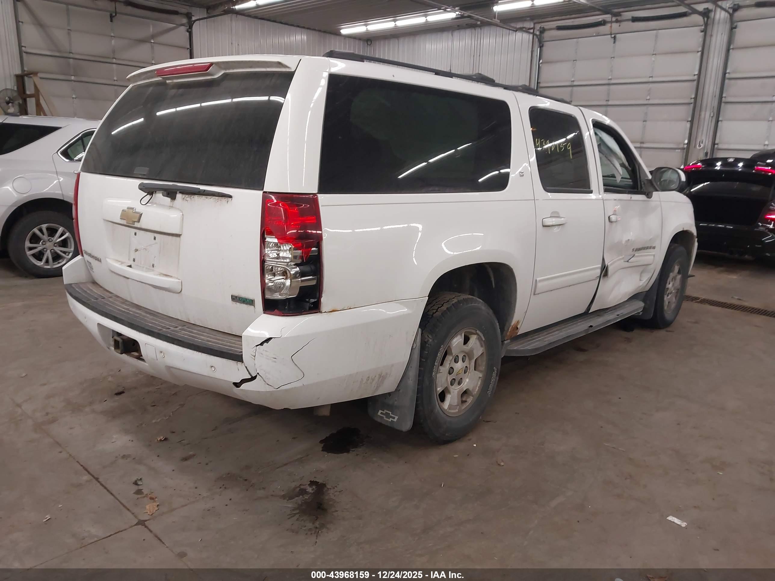 CHEVROLET SUBURBAN image 4