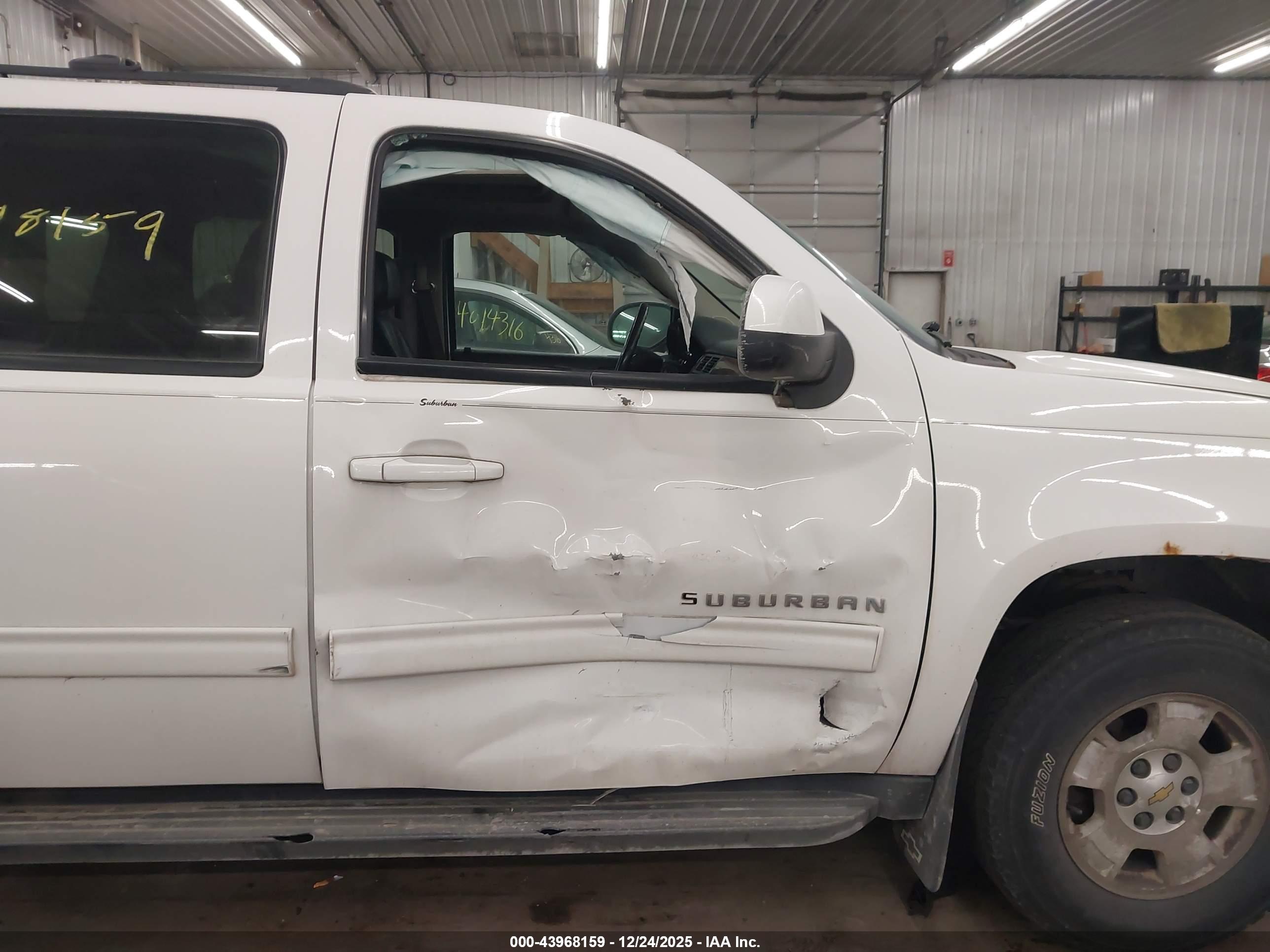 CHEVROLET SUBURBAN image 6