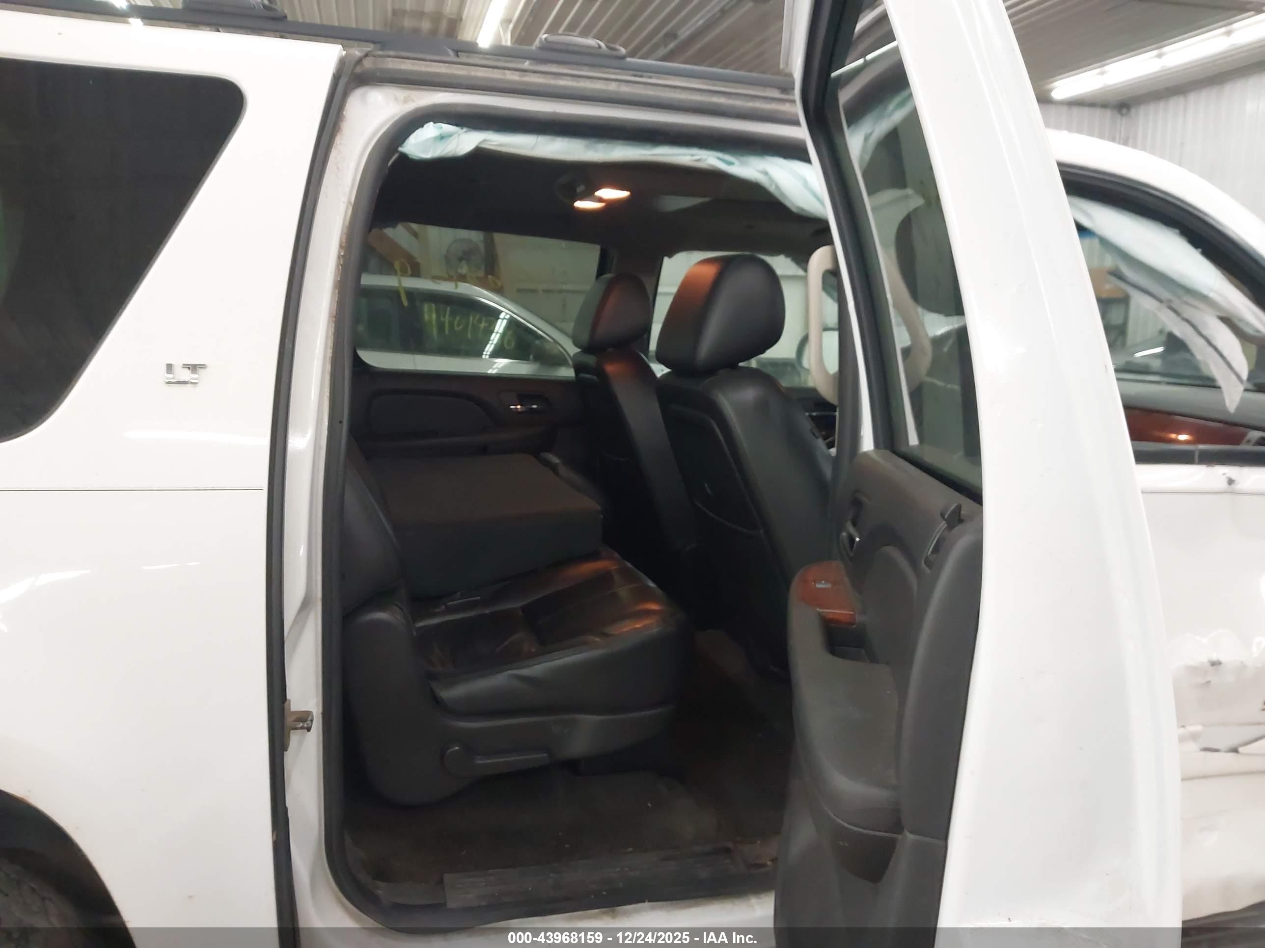 CHEVROLET SUBURBAN image 8