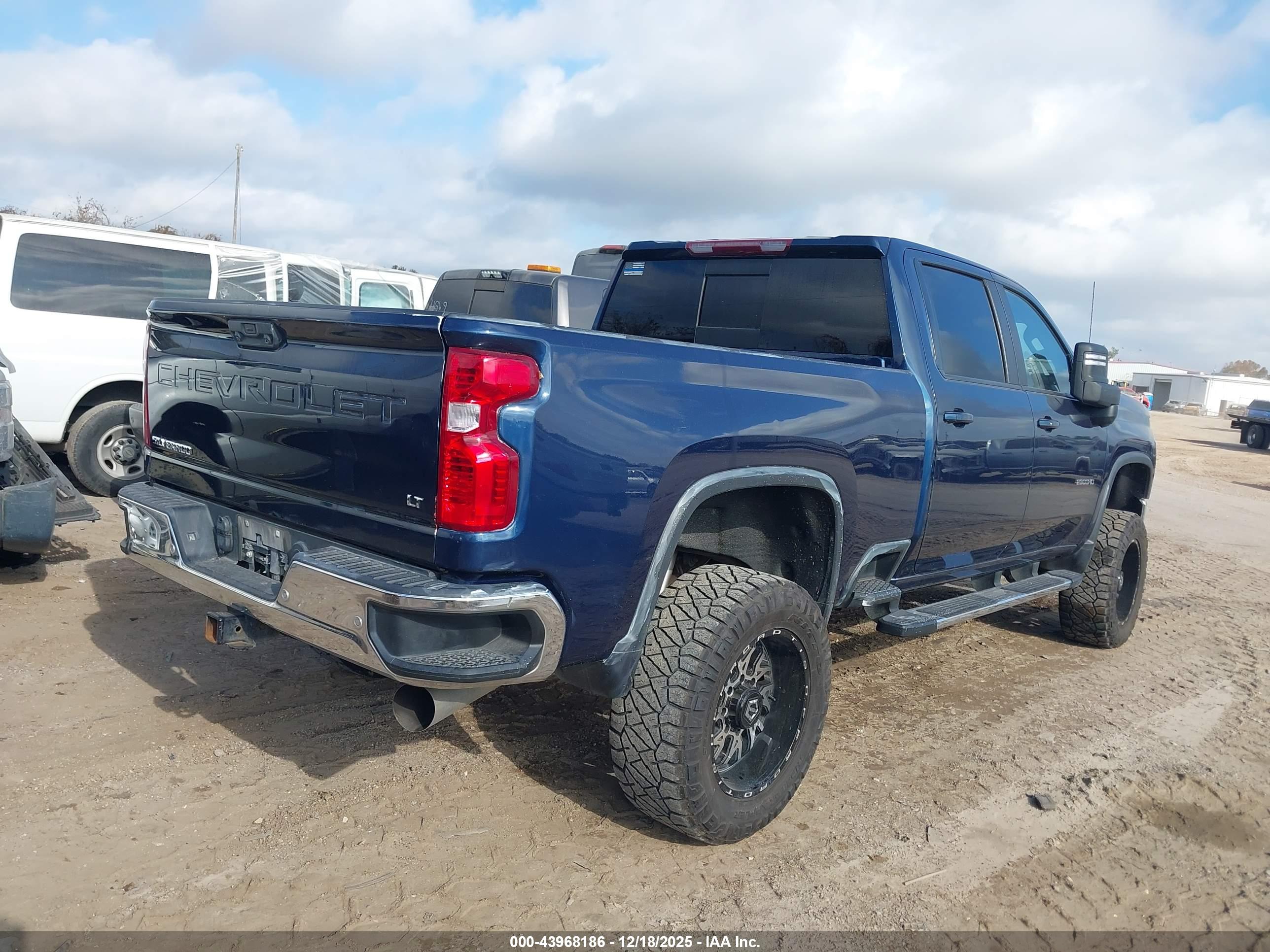 CHEVROLET SILVERADO image 4