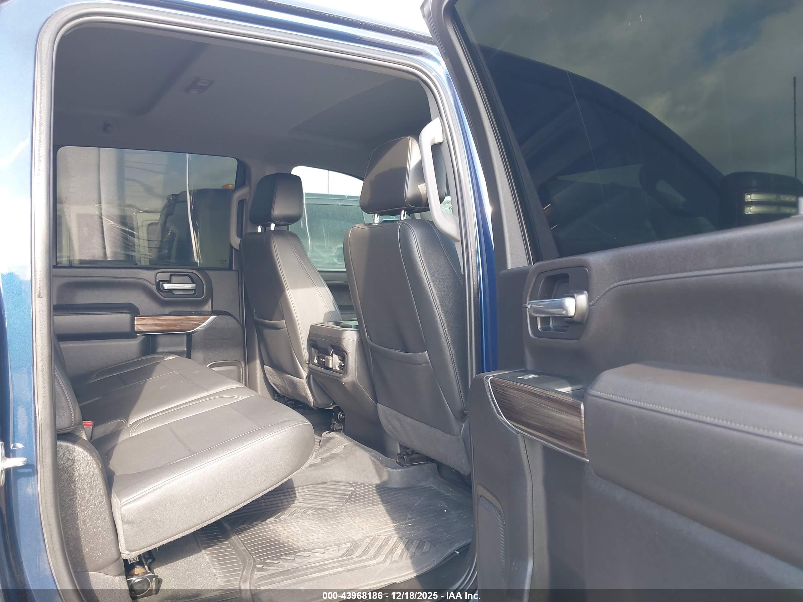 CHEVROLET SILVERADO image 7