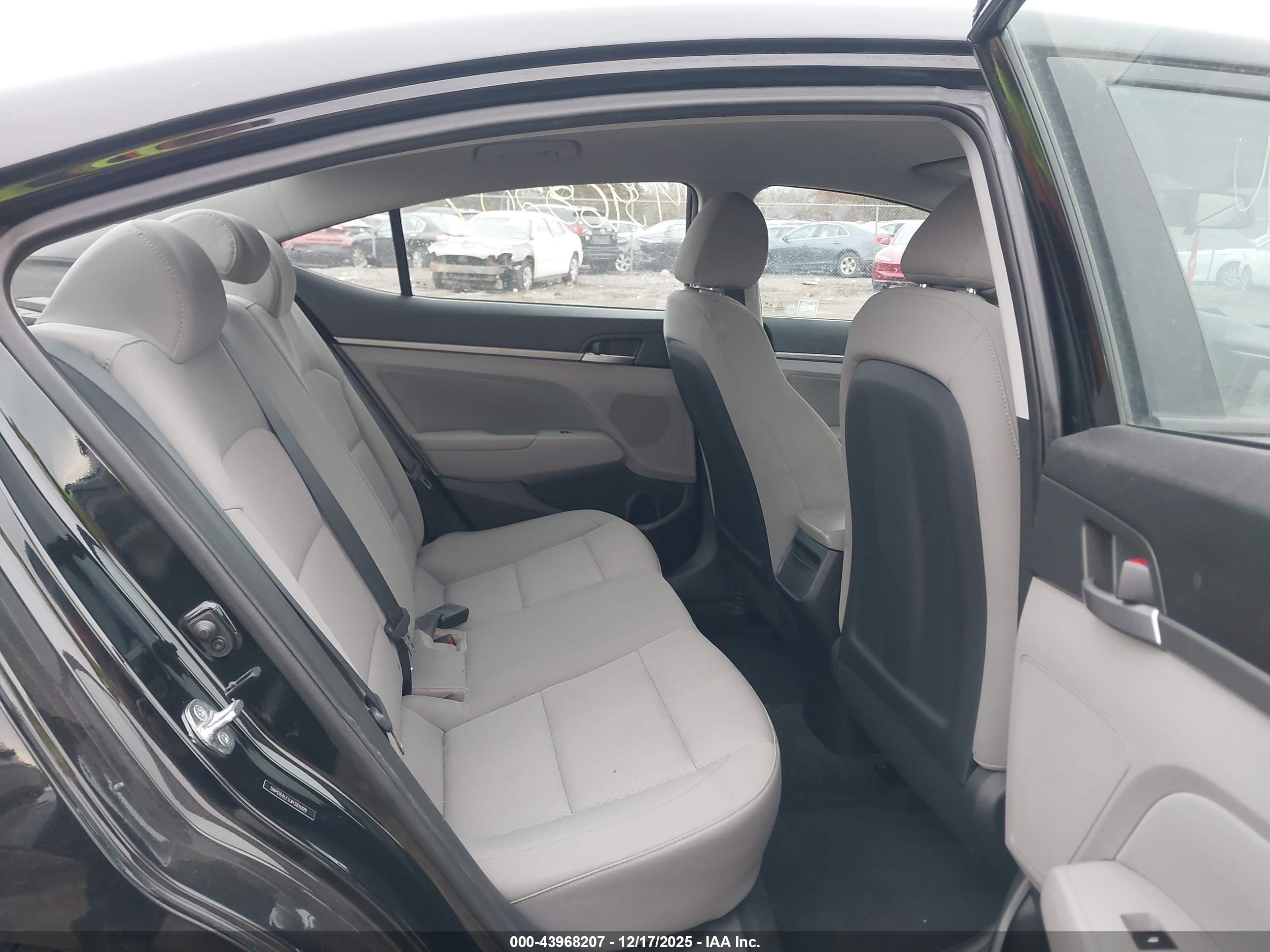 HYUNDAI ELANTRA image 8