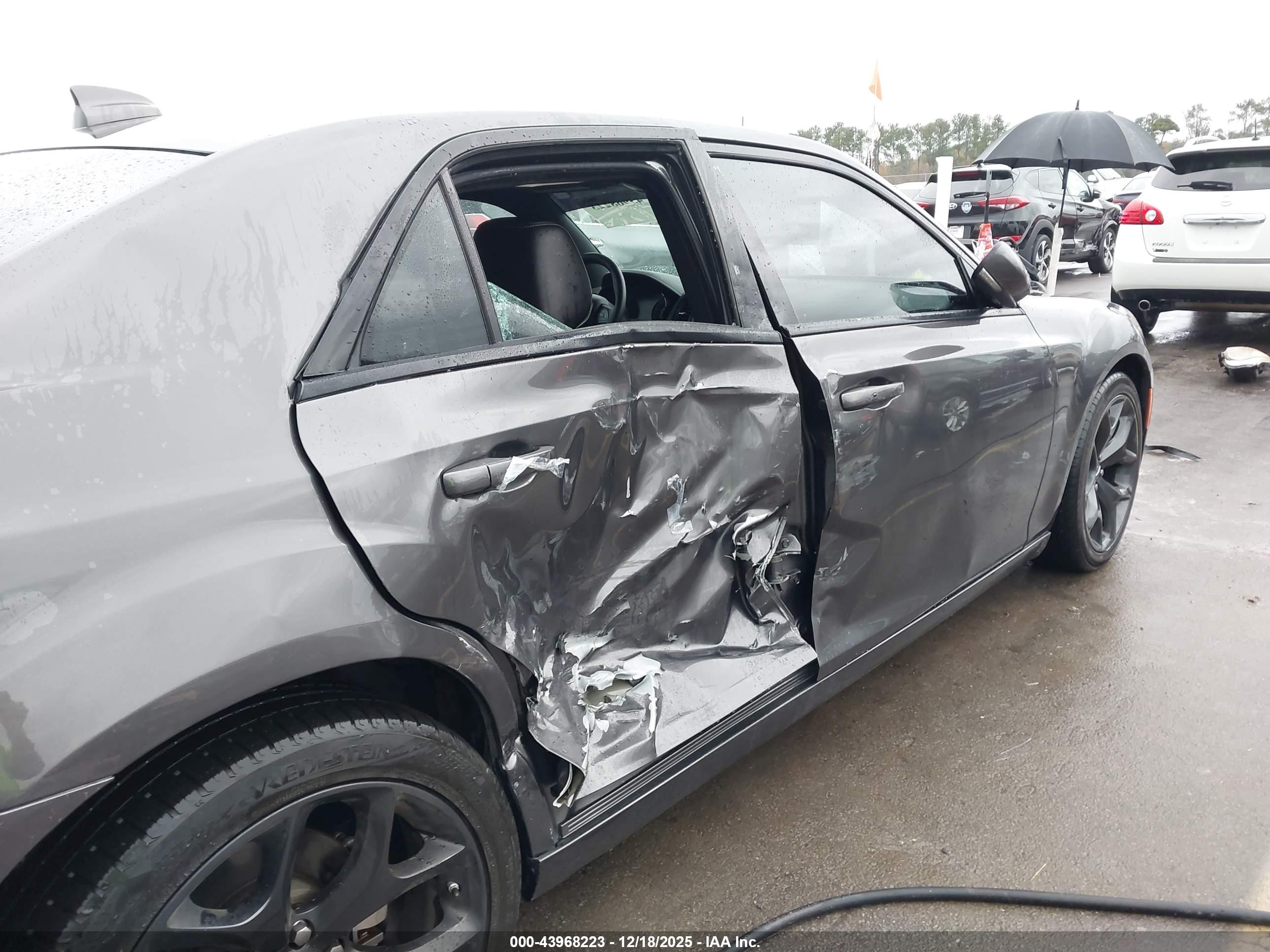 CHRYSLER 300 image 6