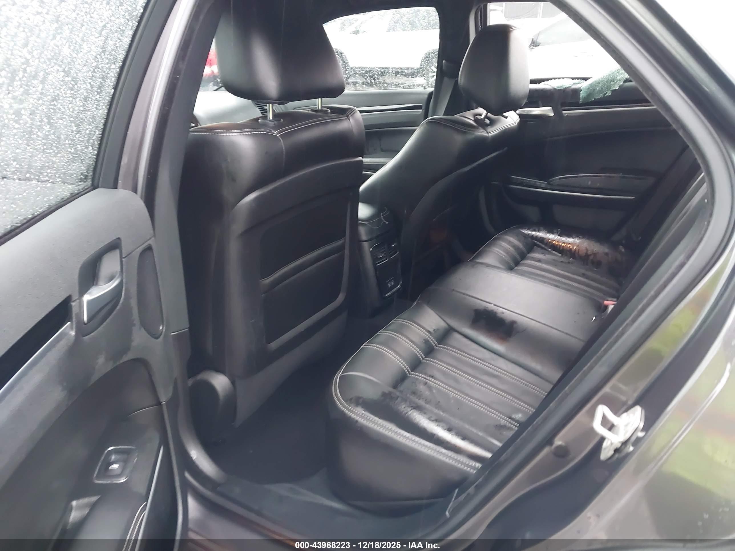 CHRYSLER 300 image 8