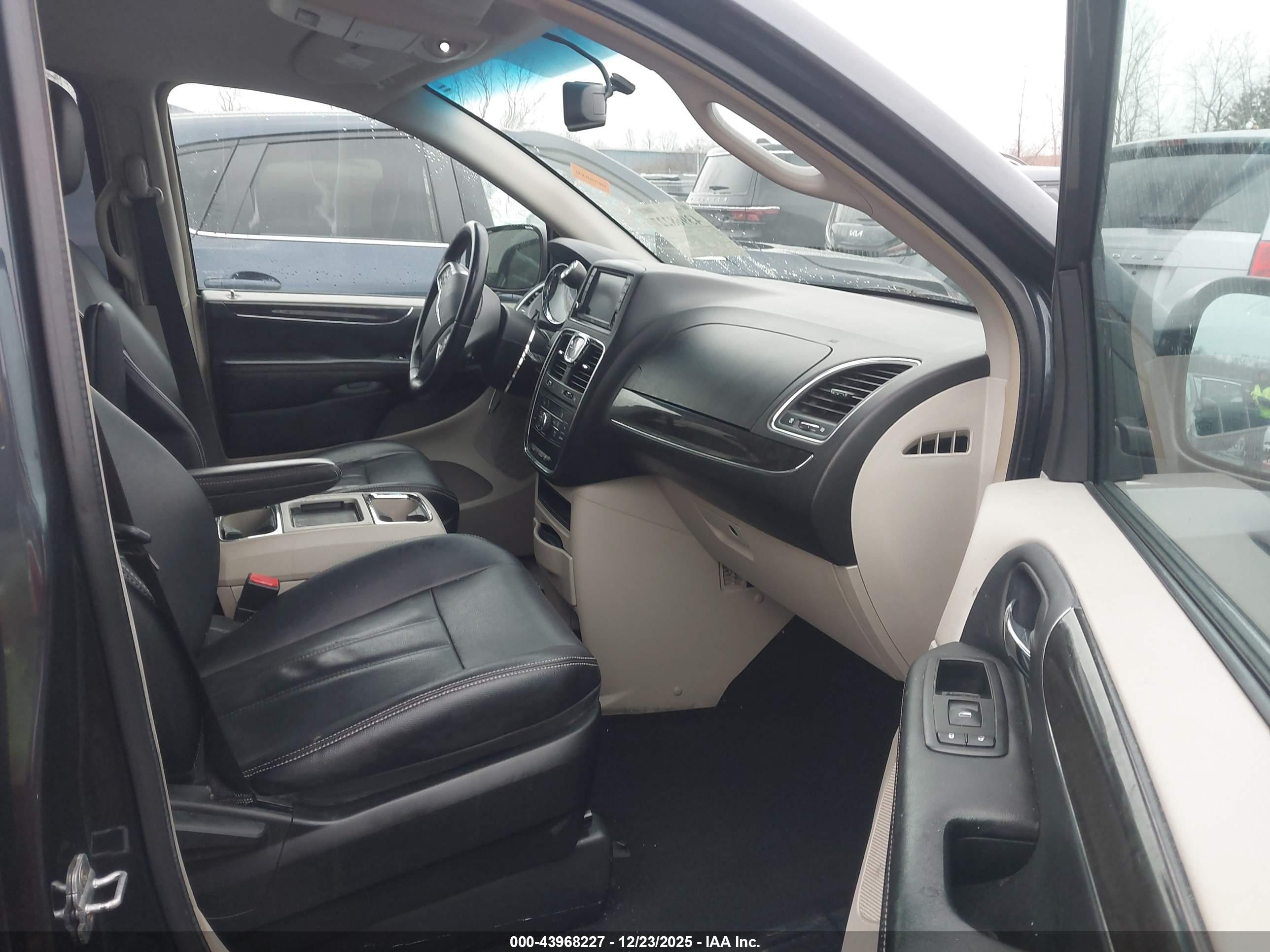 CHRYSLER TOWN image 5