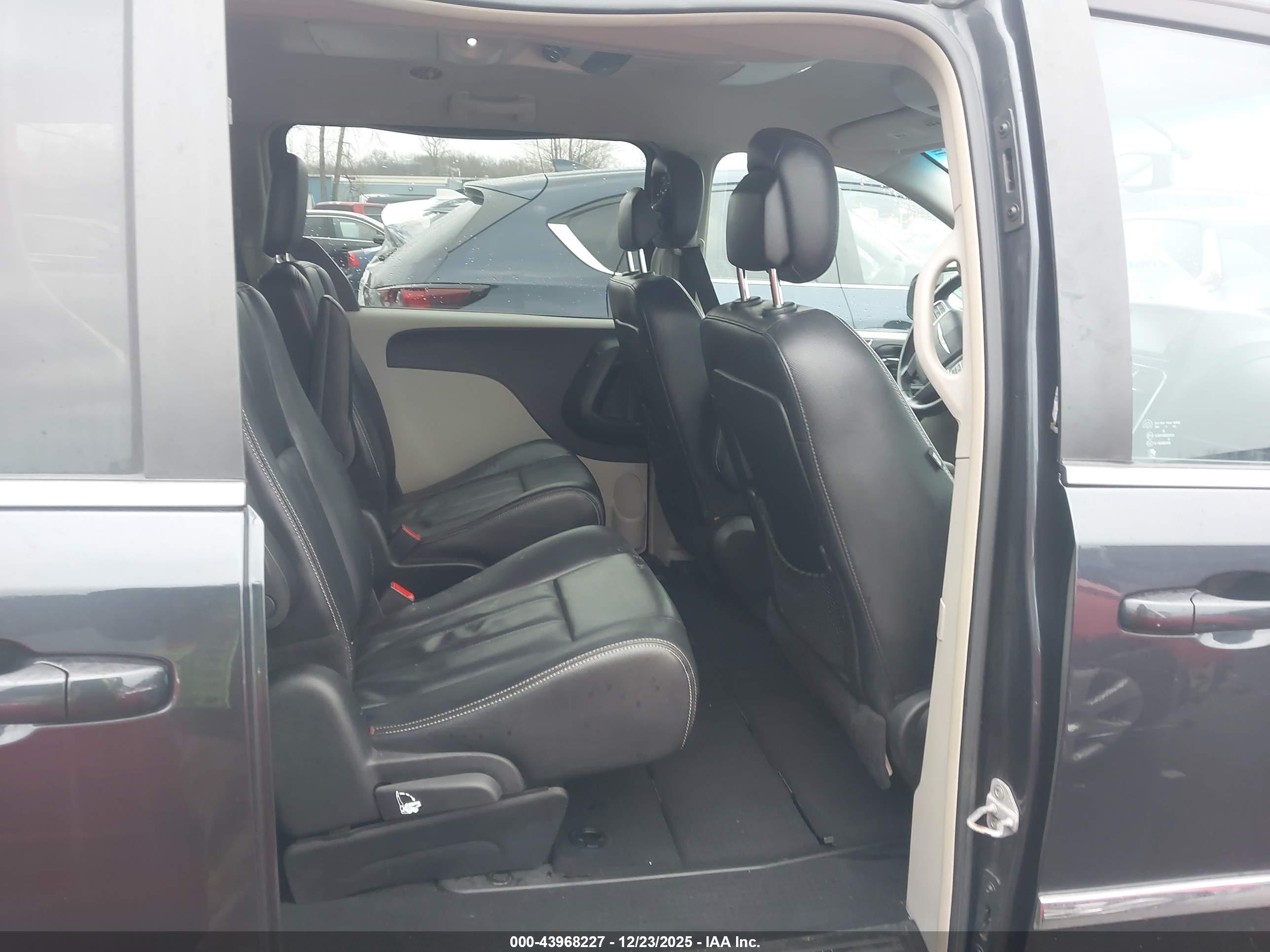 CHRYSLER TOWN image 8