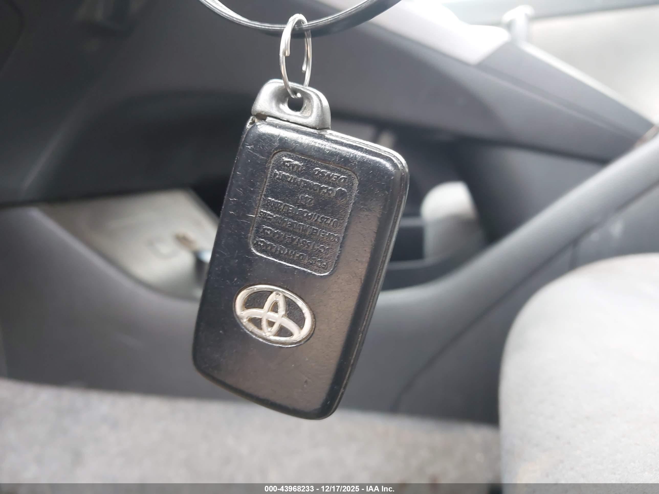 TOYOTA PRIUS image 11
