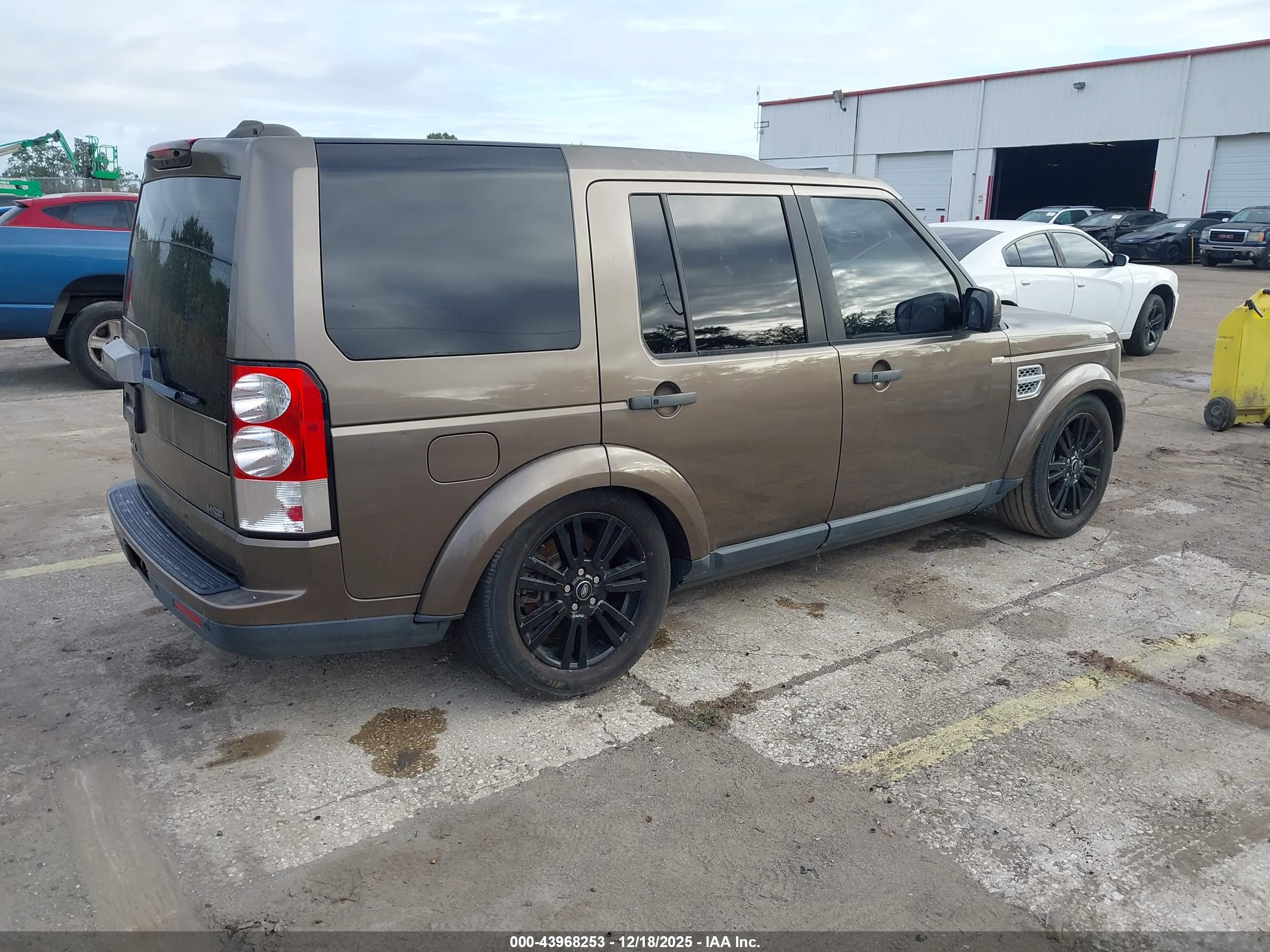 LAND ROVER image 4