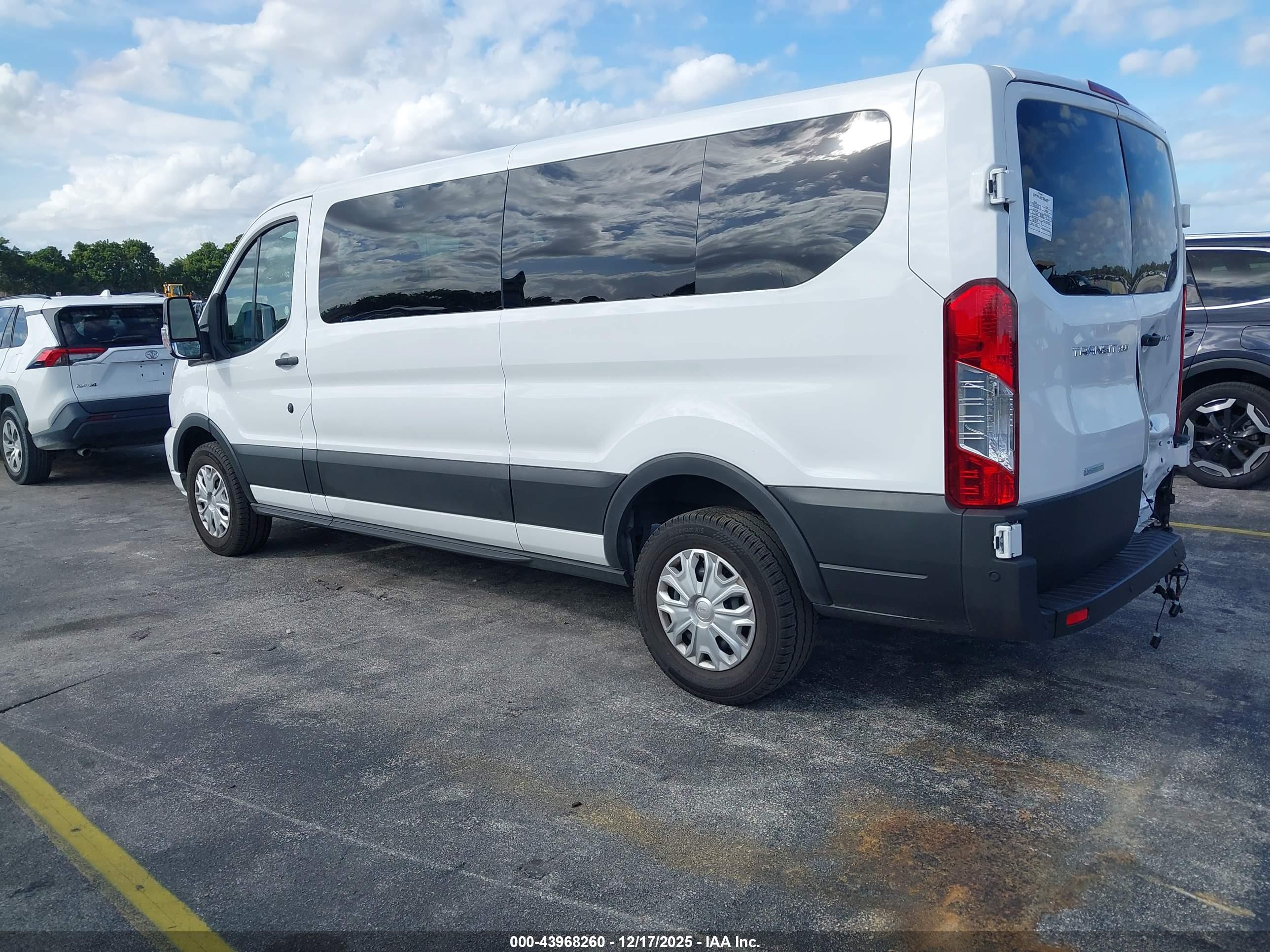 FORD TRANSIT-350 image 3