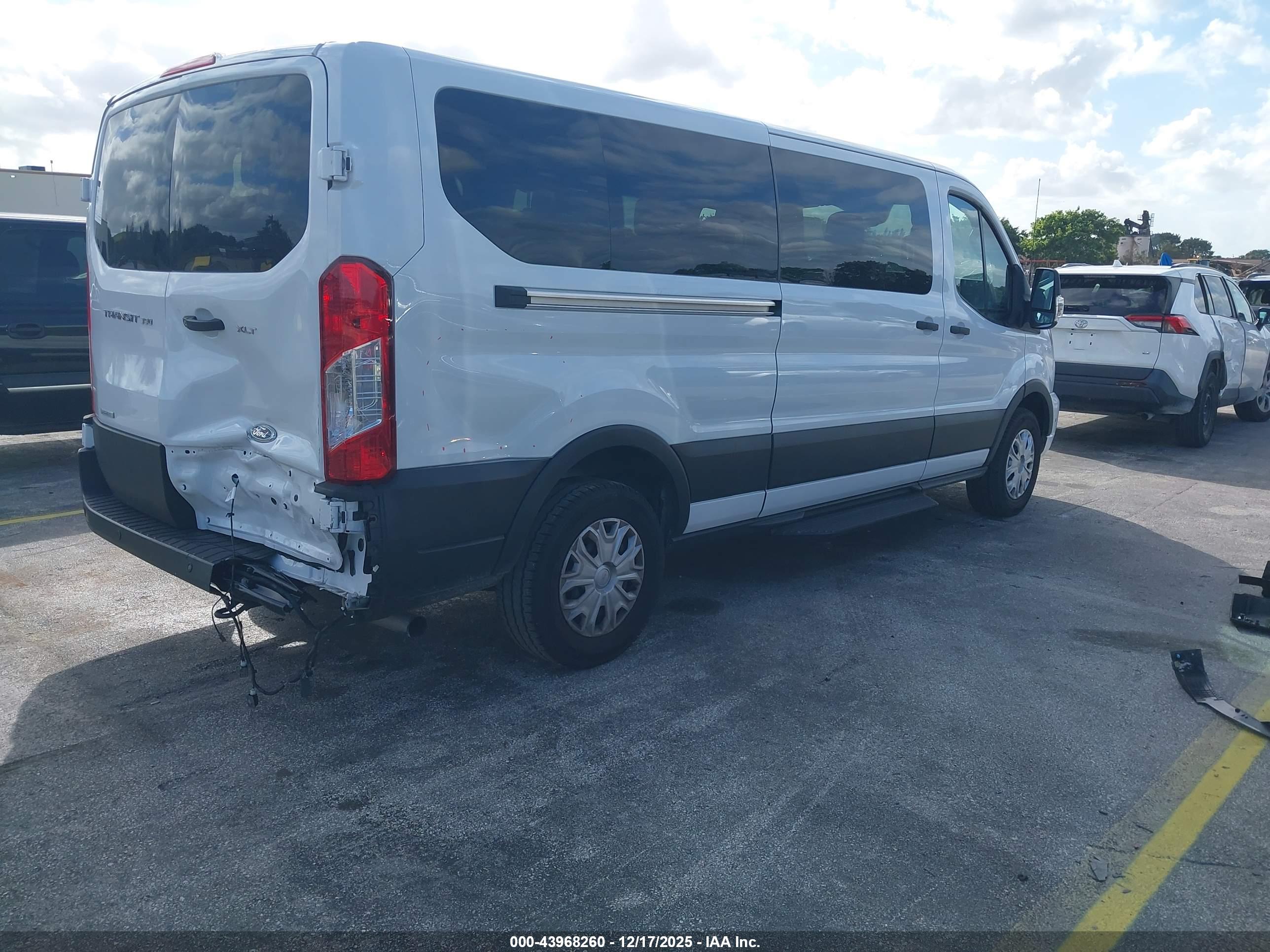 FORD TRANSIT-350 image 4