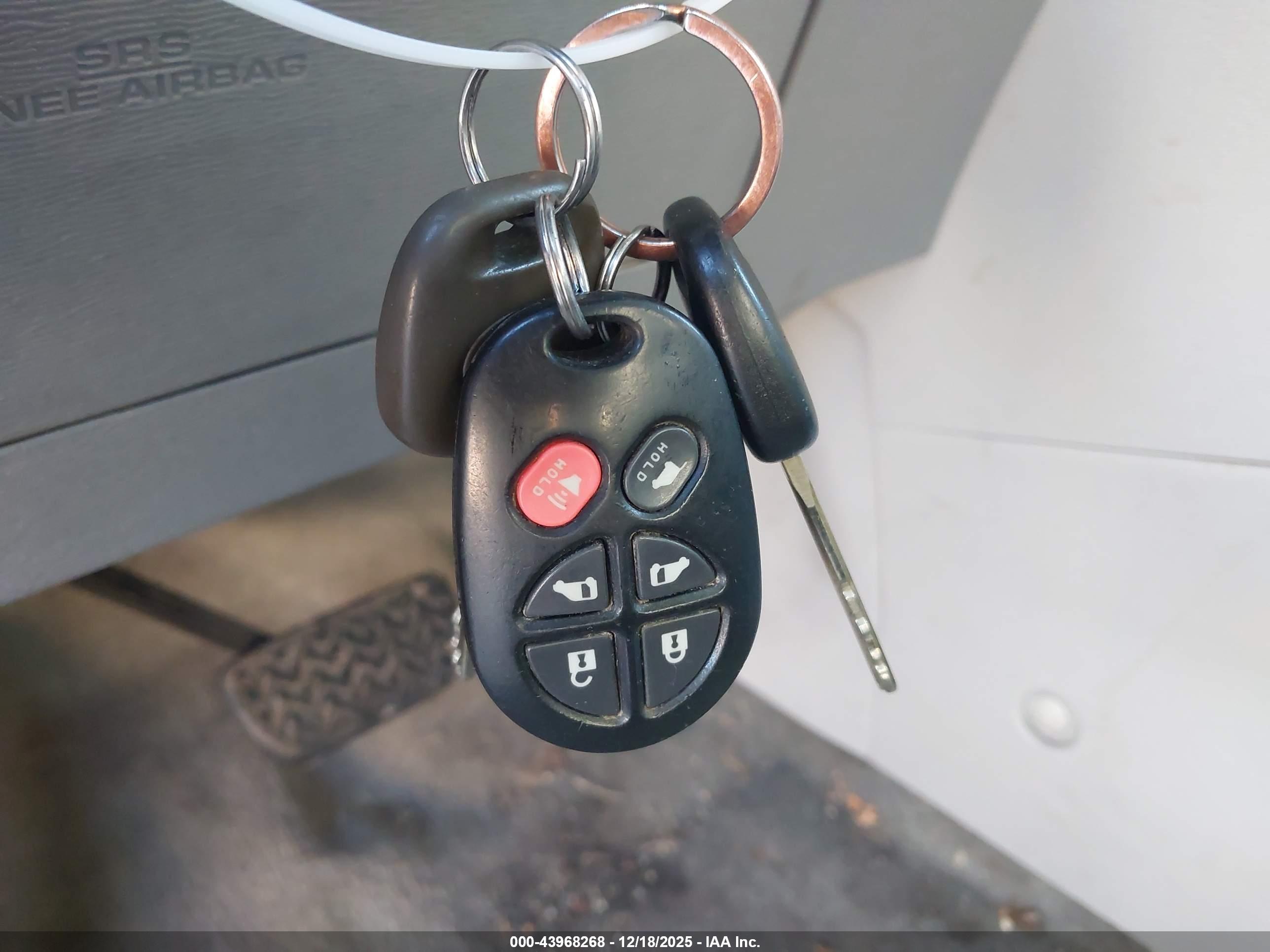 TOYOTA SIENNA image 11