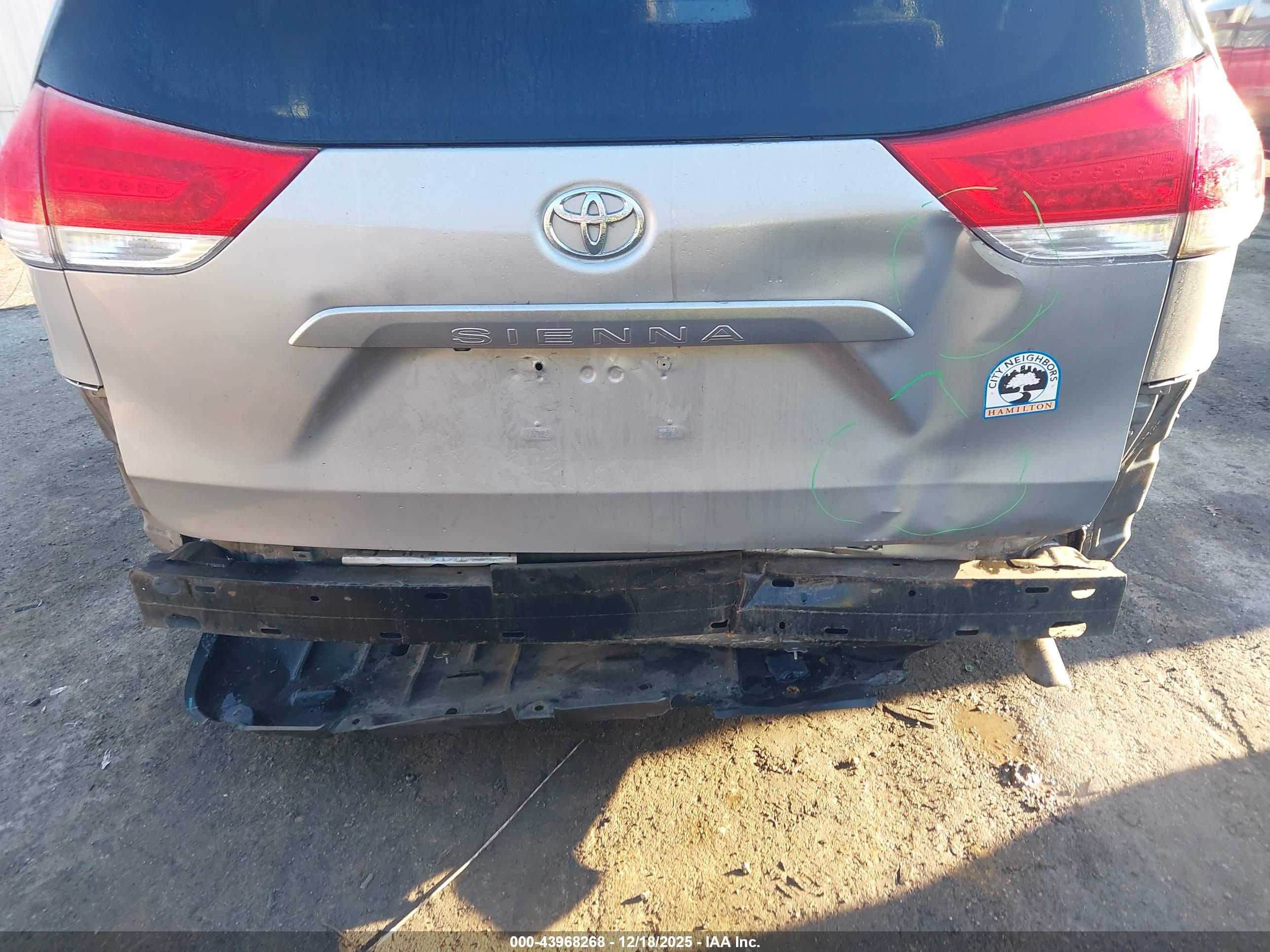 TOYOTA SIENNA image 6